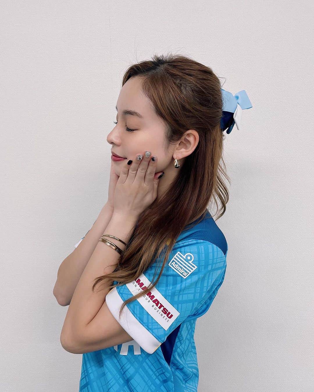 SHO-NOさんのインスタグラム写真 - (SHO-NOInstagram)「ジュビロのヘアクリップ🩵🩵🩵 ⁡ 明日7月16日（日） 夕方🌇17:00～ Daiichi TV 『KICK OFF! SHIZUOKA』 出演致します📺 ⁡ ジュビロ磐田vs藤枝MYFC 試合開始直前のヤマハスタジアムから生中継致します~~~🥁📺✨ ⁡ ジュビロクラブアンバサダーとして、ヤマハの熱気伝えていきたいと思います🔥静岡三国決戦！楽しみすぎる！！！！ ⁡ ジュビロ磐田vs藤枝MYFC 明日の19:00キックオフです！ 静岡同士の戦い、ぜひ皆さんスタジアムで見届けましょう！！！！ 1人でも多くの人がヤマハスタジアムに来てくれますように🤲´- ⁡ そして来れない方は是非、KICK OFF! SHIZUOKA ご覧になってください🤜💥🤛！！！ ⁡ #ジュビロ磐田 #藤枝MYFC #DaiichiTV #KICKOFFSHIZUOKA #静岡三国決戦 #ジュビロクラブアンバサダー #ジュビロサポーター #SHONOおすすめジュビログッズ」7月15日 17時34分 - shono.contact