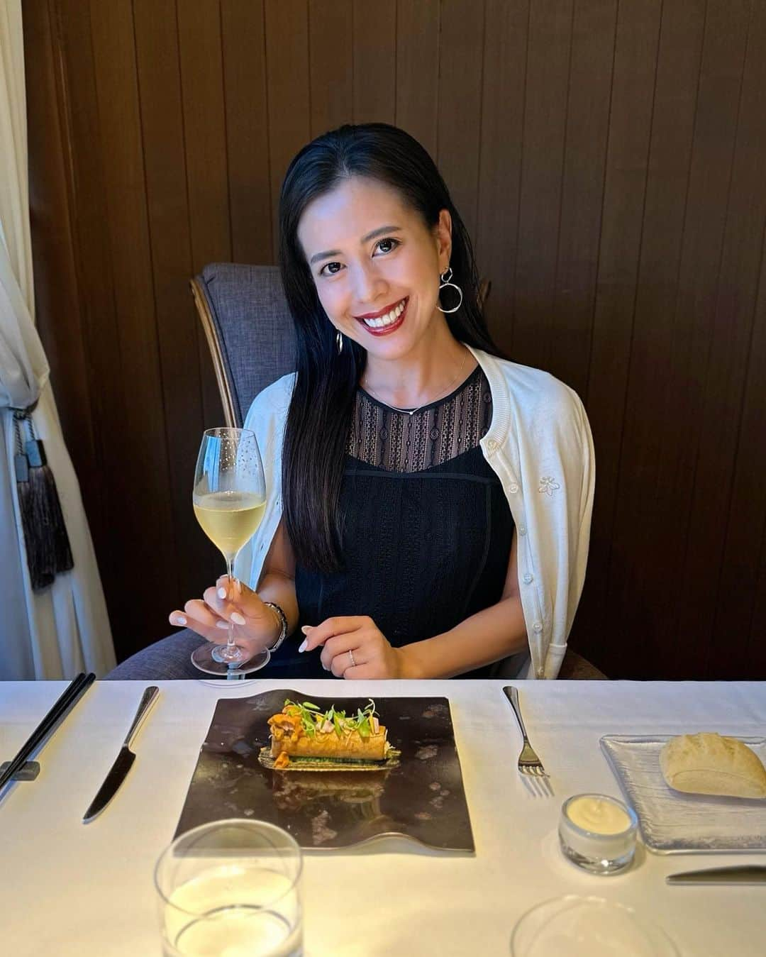 黒田麻理耶さんのインスタグラム写真 - (黒田麻理耶Instagram)「🍽️🍷 . 「ホテルふたり木もれ陽」のディナー✨ 小前菜、前菜2種、魚料理、肉料理、デザート2種の 全7品のコース料理でした🍽️☺️ . いや〜どれも美味しかったけど、 前菜で出てきた花ズッキーニのフリット、 お魚料理の尾長鯛が私的にお気に入りでした🐟🍷 パンと一緒に出てくるホイップバターも美味しかった🧈🥺 . もちろん、ディナー時もドリンクはフリーフローで 好きなものを好きなだけ👈 本当にたくさん飲んで、たくさん食べました🥹 . お部屋に戻って外を眺めたら、 ムーンロードが見えて美しかった〜🌕🌊 . ロケーションも食事もサービスも全てが良くて、 100%再訪確定です🏨♨️✨ 本当にオススメ🙋‍♀️ . #ホテルふたり木もれ陽  #ふたり木もれ陽 #熱海  #熱海旅行  #静岡旅行  #温泉旅行 #温泉  #オールインクルーシブ  #たくまり旅行 #hotsprings  #mariyaonsen  #♨️」7月15日 17時35分 - mariya_kuroda