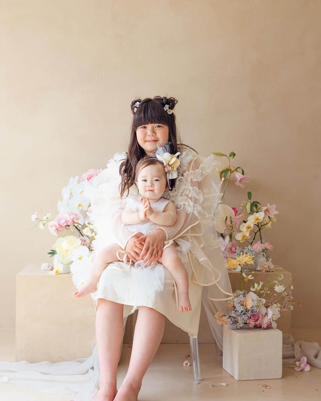 おかんとむすめのインスタグラム：「.  ほんっとーに可愛いスタジオ🥹🌸  #姉妹 #誕生日記念写真」
