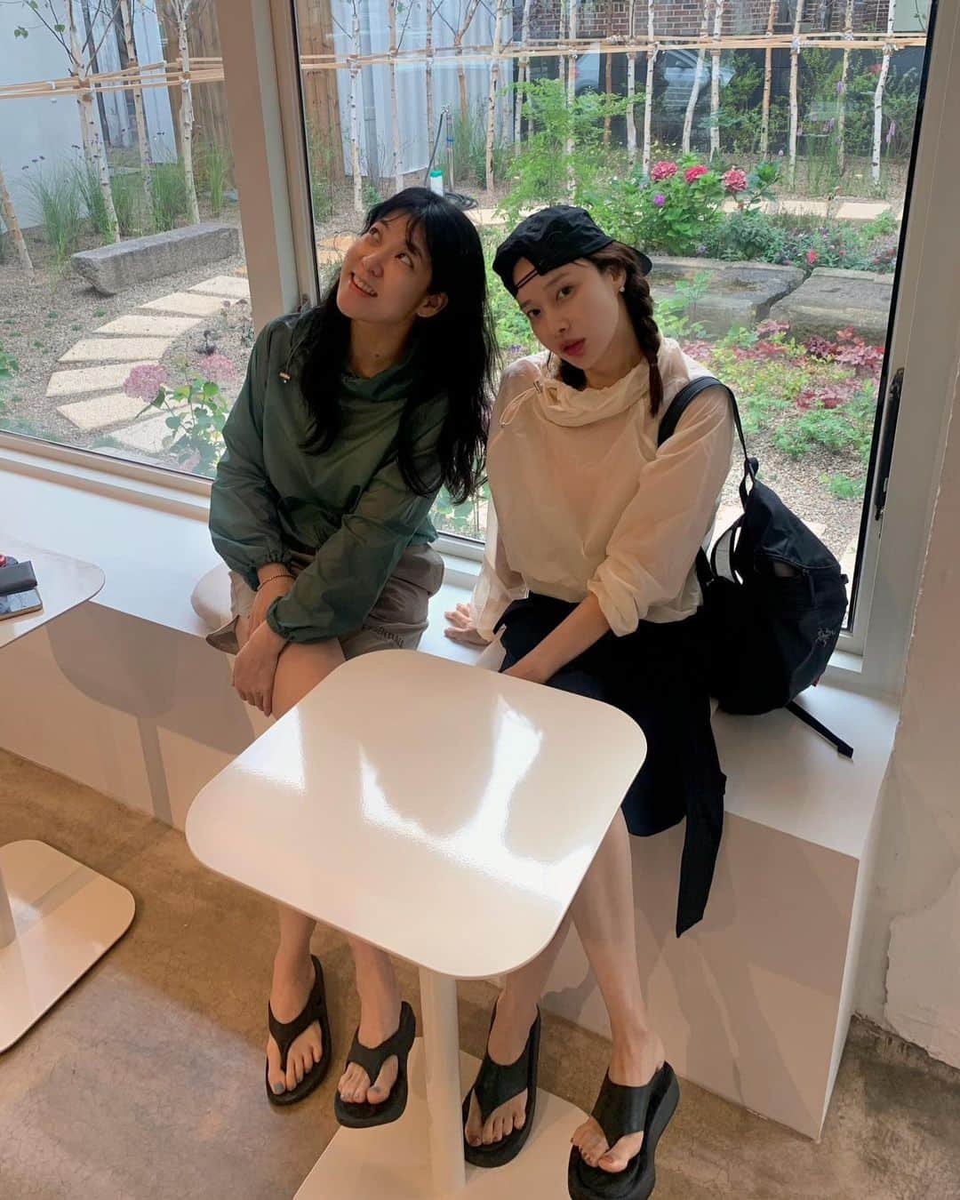 nanaのインスタグラム：「윤정이 덕분에 이번주말은 바다와 함께」