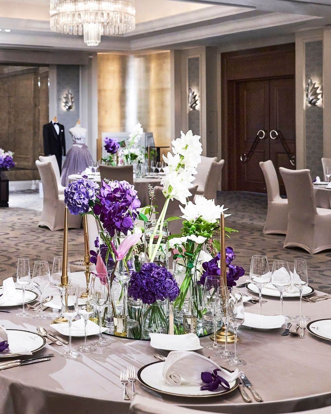 The St. Regis Osakaのインスタグラム：「お二人の特別な日にふさわしい舞台となる会場やホテル館内、ホテルのシェフが腕をふるうゲストをもてなす婚礼料理、運命のドレスとの出会い、そして模擬挙式をぜひセント レジス ホテル 大阪でご体験ください。  2日間限定ウエディングフェア 2023年8月12日（土）・13日（日）  We are pleased to announce it will host an exclusive Wedding Fair for two days only on August 12 and 13, 2023.  Prospective brides and grooms are invited to experience the hotel’s exquisite wedding hall and impeccable hotel facilities, sample wedding cuisine prepared by our premier chefs, view breathtaking wedding dresses, and take part in a wedding ceremony simulation—all at The St. Regis Osaka.  #stregisosaka #wedding #セントレジスホテル大阪 #セントレジス #ウェデング #ホテルウェディング #大阪結婚式 #邸宅ウェディング #ウェディングフェア」