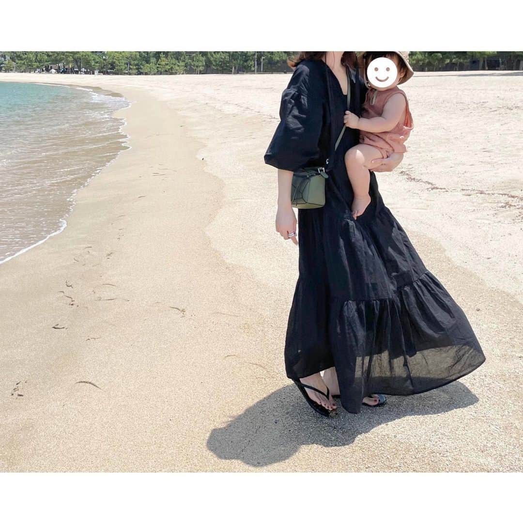 kumiさんのインスタグラム写真 - (kumiInstagram)「息子👦🏻、初めての海は号泣😂 押し寄せる波が怖かったみたい。  怖がって夫にしがみつく姿がなんとも可愛かった。 結局抱っこしながら楽しみました♡  ワンピースは先日水着と一緒にポチッとしたもの。 黒だけど、裾の方は透け感があって涼しげ。 シルエットも裾のボリュームも、ストレスなくサラっと着れる所まで💯だった♡  #loewe#loewebag#loewepuzzle#titivate#tkees」7月15日 17時39分 - 93_0920