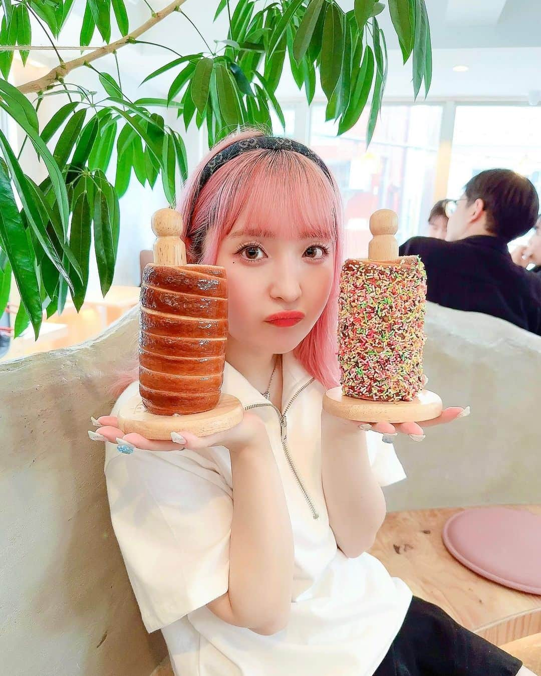 谷口夢奈さんのインスタグラム写真 - (谷口夢奈Instagram)「🍞 ⁡ ⁡ 5月にできたばっかりの新大久保カフェ🍞 なにこれ！パン？と思って行ってみたら… 予想以上に美味しすぎた😂 ⁡ 煙突パンのオリジナル（プレーン）と、 レインボーを注文🥰 ちぎるの下手ですが、美味しく食べました🫶🏻 ⁡ カリふわ食感で熱々のうちに食べても 冷めてから食べてもどちらもおいしいよ！ ⁡ ⁡ ⁡ #trdlo_tokyo #トルドロ #ハンガリーパン #チムニーパン #新大久保グルメ #新大久保カフェ #カフェ #カフェ巡り #韓国カフェ #bakery #cafestagram #pinkhair #haircolor #ootd #셀스타그램 #얼스타그램 #데일리룩 #오오티디 #카페 #먹스타그램 #맛스타그램」7月15日 18時05分 - yuna_tani