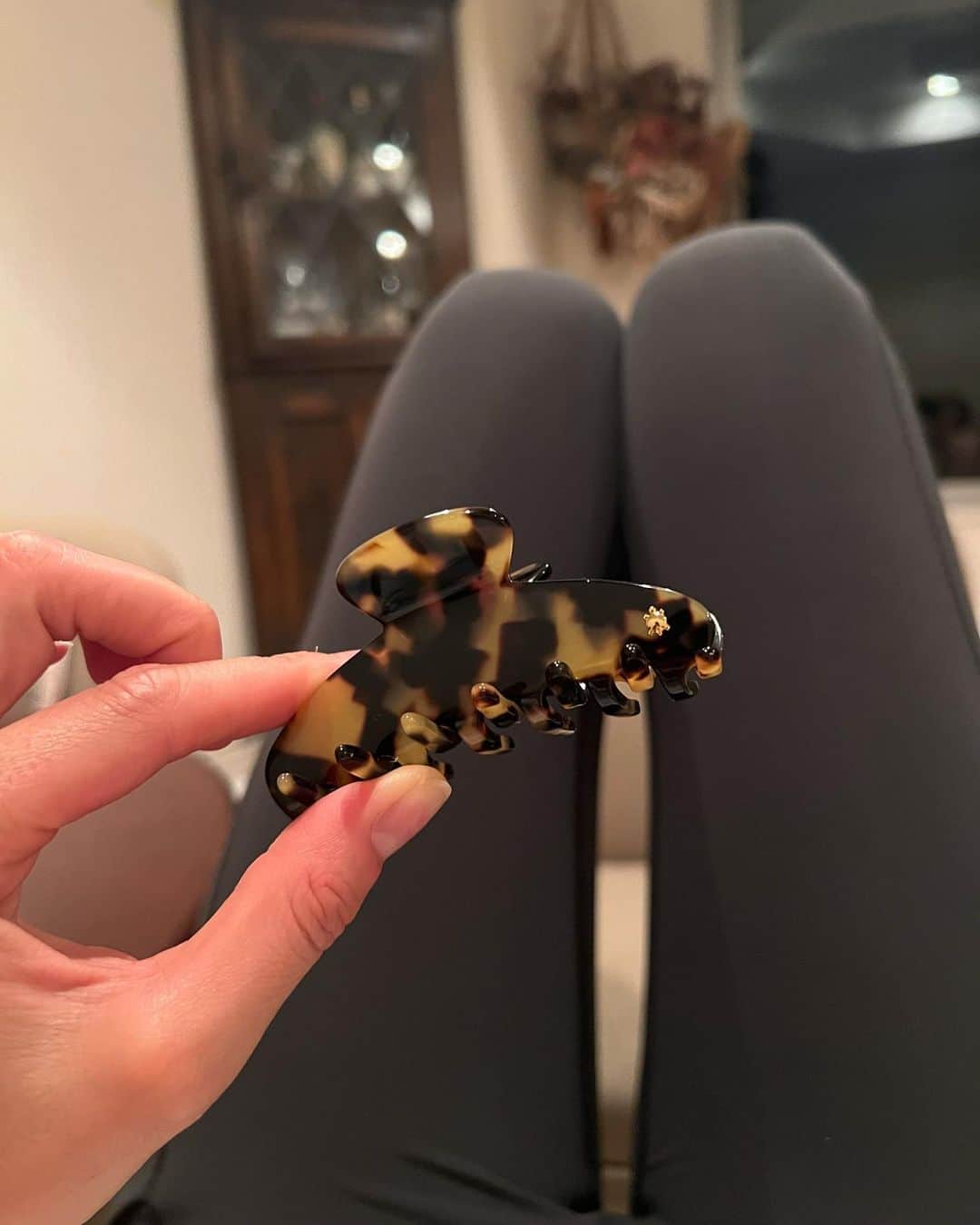 瀬畑茉有子さんのインスタグラム写真 - (瀬畑茉有子Instagram)「. . 最近の勝負着はこちら💁🏻‍♀️❤️‍🔥 ⚫︎刺繍入りTシャツ　 @null._official_  ⚫︎パンツ @caban.jp  . . つまり毎日が勝負なので 毎日この格好してる気がする😮‍💨🫀 . . また赤着てるよ〜って言われちゃう🥰 . . そしてこちらもまたまた 最近のお気に入りヘアクリップ❤️‍🔥 @turtlestory_official  . . 使いやすいし、 ブランド名にもなってる turtleのゴールドアクセントが ほんとにさりげなくて可愛い🐢💫 . . アマークマガジン @amarc_official とヘアクリップの 限定セットで運よくゲット出来た〜🤤 他にも色んな種類があって 集めたくなっちゃうね🫢 . . . #ootd #red #hairclips  #hairstyle  #wineshop #amarcmagazine  #null #caban」7月15日 17時42分 - sehatamayuko