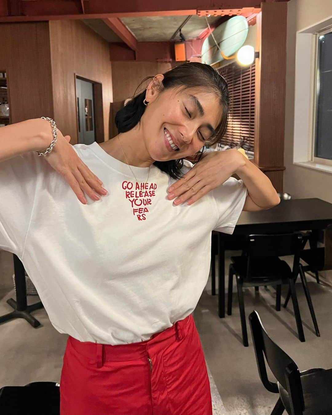 のインスタグラム：「. . 最近の勝負着はこちら💁🏻‍♀️❤️‍🔥 ⚫︎刺繍入りTシャツ　 @null._official_  ⚫︎パンツ @caban.jp  . . つまり毎日が勝負なので 毎日この格好してる気がする😮‍💨🫀 . . また赤着てるよ〜って言われちゃう🥰 . . そしてこちらもまたまた 最近のお気に入りヘアクリップ❤️‍🔥 @turtlestory_official  . . 使いやすいし、 ブランド名にもなってる turtleのゴールドアクセントが ほんとにさりげなくて可愛い🐢💫 . . アマークマガジン @amarc_official とヘアクリップの 限定セットで運よくゲット出来た〜🤤 他にも色んな種類があって 集めたくなっちゃうね🫢 . . . #ootd #red #hairclips  #hairstyle  #wineshop #amarcmagazine  #null #caban」