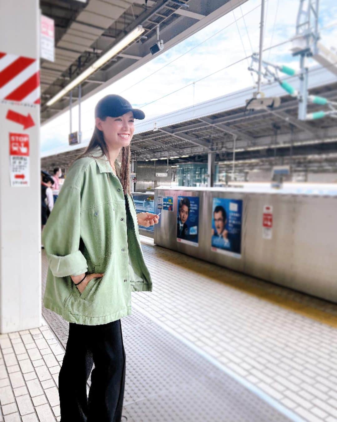 トラウデン直美のインスタグラム：「新大阪駅で新幹線待ち〜！」