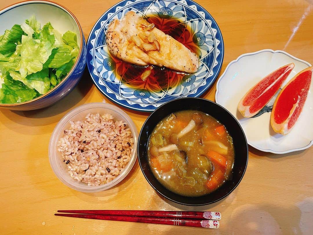 田中亜弥さんのインスタグラム写真 - (田中亜弥Instagram)「【食べることは生きること】 私は今、月1kg減ペースで減量をしていて3kgほど体重が落ちました🙆‍♀️  でも、減量前より炭水化物(お米)を多く食べています。  必要な栄養を必要なカロリーの中におさめながらバランスよく食べることが、ストレスなくダイエットするのに一番良いんだと痛感しています。  摂食障害だった頃はただ食べないことを選ぶことが多く、そのせいで反動で過食が起きていました。  栄養バランスよく食べていると反動も起きないので、ジャンクなものが食べたいという気持ちも起きません。  食べることは生きること。  自分自身を大切にするためにも食べることは疎かにしてはいけないと思います。  #食べることは生きること #バランスよく食べる  #基本が大切  #ダイエット #減量 #筋肉飯 #減量飯  #作ってくれる夫に感謝 #摂食障害 #摂食障害経験者  #拒食症 #過食症 #パーソナルトレーナー #パーソナルトレーニング #パーソナルトレーニングジム  #パーソナルジム #女性専用 #女性専用ジム  #女性専用パーソナルジム  #吉祥寺 #吉祥寺駅 #武蔵野市  #キャンペーン実施中」7月15日 17時44分 - tanakaaya81