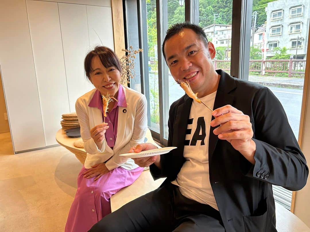 森まさこのインスタグラム：「メルカリの小泉文明会長(鹿島アントラーズ社長)が、福島県土湯温泉♨️で、エビ釣り🦐に挑戦❣️  その場で焼いて食べられます！美味しいよ😆」