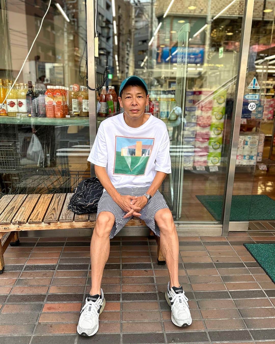 松浦弥太郎のインスタグラム：「ディヴィッド・ホックニー展で購入したTシャツを着て、いつものスーパーに。代表作スプリンクラーは大好きな絵。今年は暑くて毎朝のランニングが大変ですが、まあ、ゆっくり無理せず続けています。ホックニーさんは86歳になっても、毎日絵を描いています。そう、毎日続けること。そして自分の人生を楽しむこと。ホックニーさんはこう言ってます。ありのままの自分でいること。僕もランニングだけでなく、毎日文章を書いています。今年の夏はホックニーTシャツをたくさん着て、がんばろう。#松浦弥太郎 #ディヴィッドホックニー #暑中お見舞い」