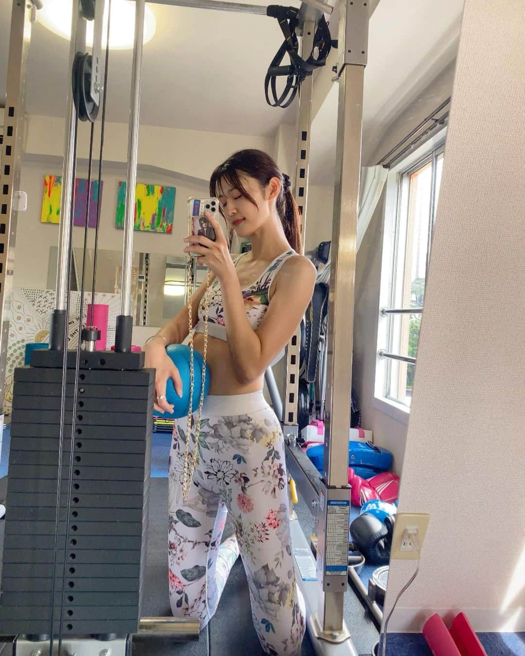 日吉晶羅のインスタグラム：「GYM🤛  今日から三連休！ 猛暑日が続くみたいなので みなさんお気をつけください🥵☀️  暑い日はビールが飲みたくなる🍺  . .  #パーソナルトレーニング  #gym #fitnesslife #selfie #me  #トレーニングウェア #instafashion  #ビール党 #ジム #ジムウェア #personaltrainer」