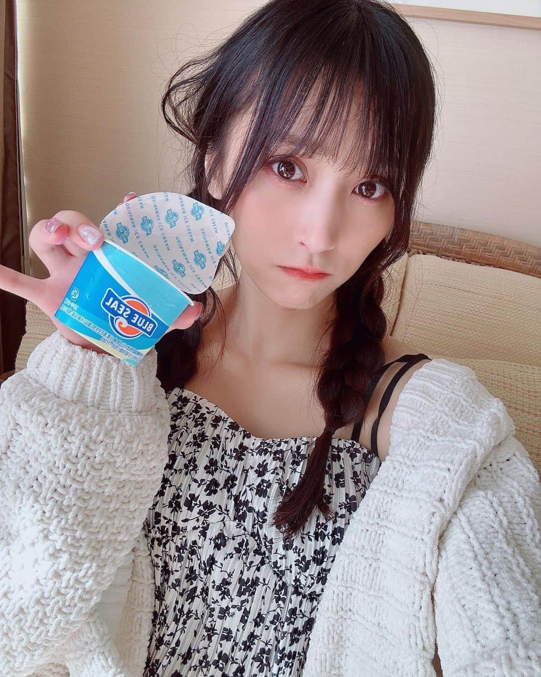 根岸愛さんのインスタグラム写真 - (根岸愛Instagram)「🐲✨🐲 . 沖縄きたぞー🥰 BLUE SEAL🍨💕 沖縄っぽい味差し置いて クッキー&クリーム的なやつ🍪 アホ毛🤫 . #沖縄 #blueseal #めんそーれ #めんそーれねぎたん」7月15日 17時58分 - negishiai927