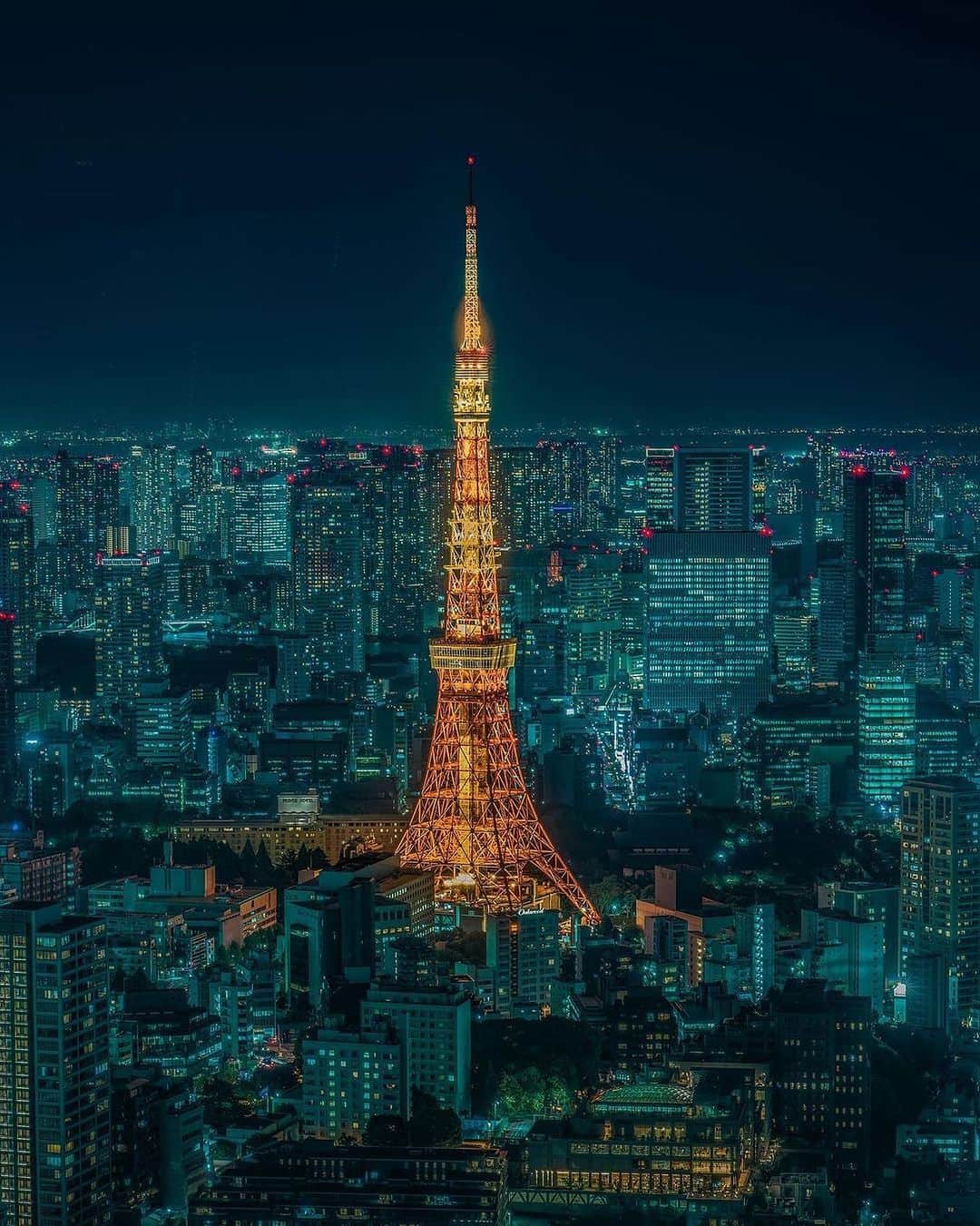 東京タワーさんのインスタグラム写真 - (東京タワーInstagram)「. こちら東京タワー🗼定番の構図ですが📸   青緑っぽいトーンの東京夜景が、 ランドマークライトを引き立てて シックな雰囲気を醸し出していますね。   本日は、Your Tokyo Tower🗼から @my_brand_new さんのお写真をご紹介！   素敵なお写真をありがとうございました😊  --------------------------------  【 お知らせ 】  # your_tokyotowerで あなたの東京タワー🗼をリポスト！  皆様からの投稿 どしどしお待ちしております！  @tokyotower_official の タグ付けもよろしくね🖐  詳細はプロフィールにある 固定されたフィード投稿から↓ @tokyotower_official  --------------------------------  #東京タワー #東京タワー🗼  #tokyotower #tokyotower🗼  #ランドマーク #ライトアップ #lightup」7月15日 17時57分 - tokyotower_official