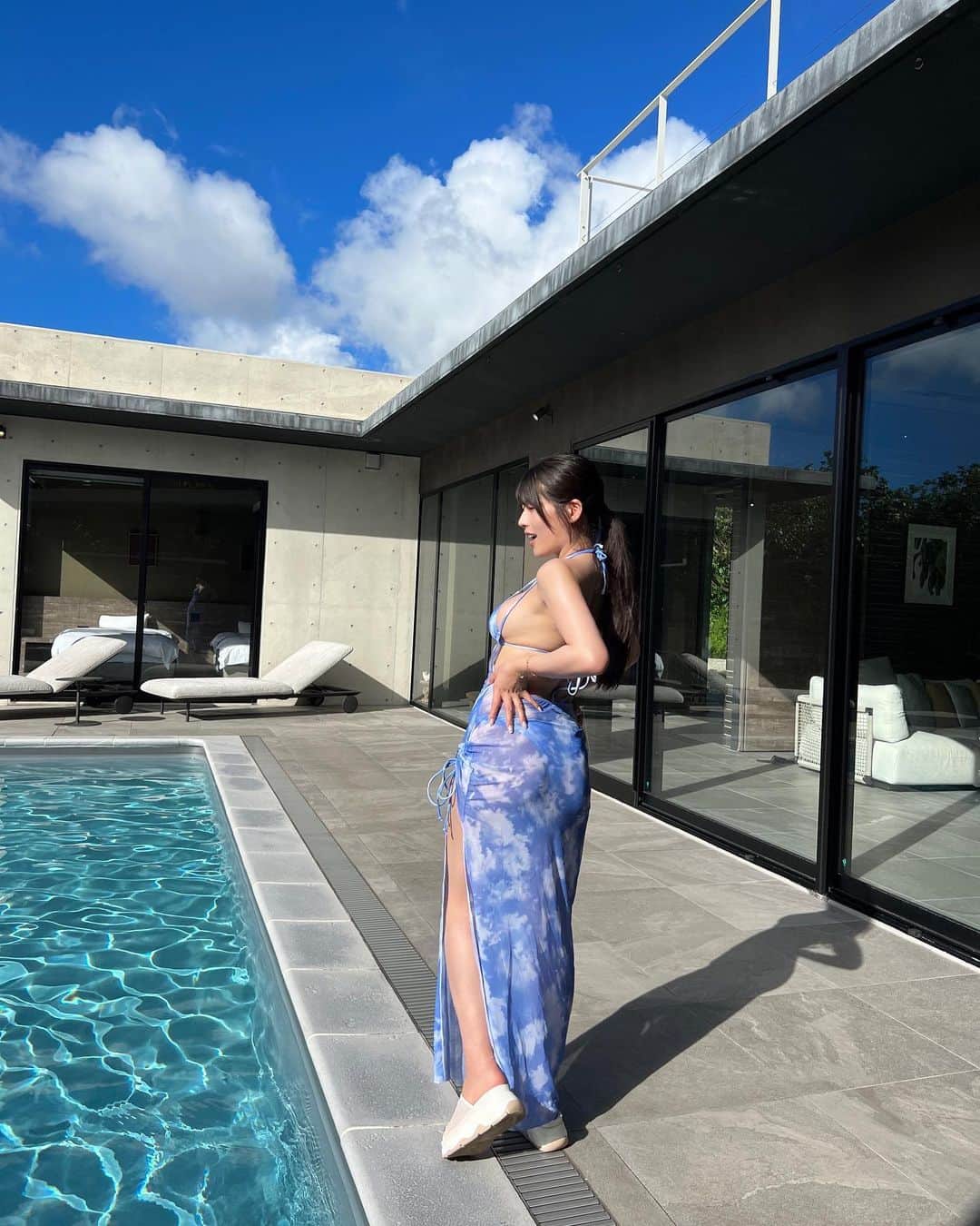 ちとせよしののインスタグラム：「最近はSHEINで水着買うことが多いんだけど、個人的にこれはかなり当たりだった~😆✌🏻 スリットが入ったシースルーキャミワンピセット！中の水着は小さめでスタイル良く見えるのでおすすめ✨️  青でいっぱいだー💙  #石垣島 #石垣島旅行 #水着 #ビキニ #shein購入品 #bikini」
