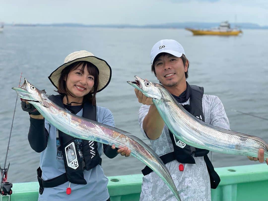 晴山由梨さんのインスタグラム写真 - (晴山由梨Instagram)「大好きな釣り、テンヤタチウオ🐲💕  この釣りが初めての方や、 これからどんどんやっていきたい方に向けたハウツーを、 高槻テスター (@tsucky_satoshitakatsuki )と ご紹介させていただきました✨  動画は【DAIWA船最前線】公式YouTubeチャンネルから ぜひご覧ください😊  タチウオは何しても美味しい魚ですが、特に炙りは絶品✨✨ 変わり映えしないな〜と思いつつも毎回作っちゃいます😋🔥  ---------------- ロッド：TENYA TACHIUO  X 180 リール：LEOBRITZ 200J テンヤ：船タチウオテンヤSS AH」7月15日 17時52分 - hareyama_yuri