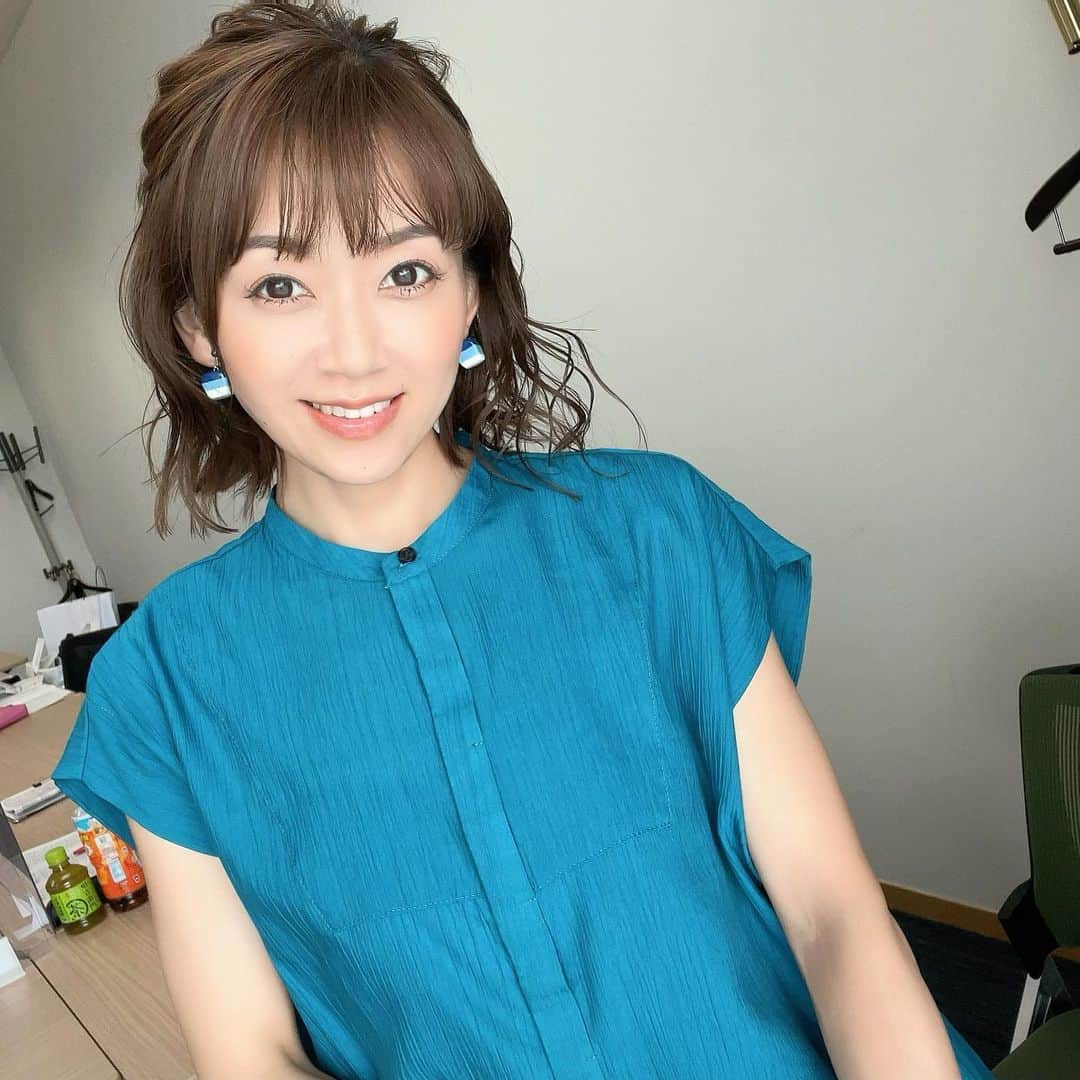 のインスタグラム：「本日の衣装とヘアアレンジ✨  やっぱりブルーって好き💙  ちょっとグリーンが入っているような このブルーも素敵ですよね🥹  イヤリングも ころんとした四角と 色合いが可愛い💙🤍💙  ヘアアレンジは ウェーブなハーフアップにしてくださいました☺️  この長さでも こんなに可愛いアレンジにして頂けるんですから 嬉しいです🥹  今日も私を作り上げてくださった皆様に感謝です🙏✨  🏇は  #ちょいプラス  でした😳  買えなかった馬券が 結構いい配当だったりで落ち込んだレースが 2つありましたが  買えなくてよかったレースも2つくらいあって  そこは諦めがつきました😂  明日も頑張らねば💪  今日もご視聴頂きました皆様✨ ありがとうございました🙏✨  楽しい3連休にしてくださいね😉✨  最後の写真は本日のお昼🍱 崎陽軒さんの夏お弁当が嬉しかった🌴  #岡部玲子 #タレント　#レポーター　#競馬　#競馬キャスター　#生放送　#グリーンチャンネル　#競馬中継　#衣装　#ヘアアレンジ　#アクセサリー　#tvshow #dress #hairarrange #accessories 🏇」