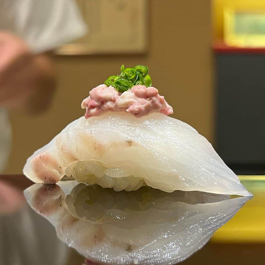 SUSHI KANDA • 寿司神田さんのインスタグラム写真 - (SUSHI KANDA • 寿司神田Instagram)「平目と肝  For reservation: 099.606.0013 Or Line ID 027126639  #sushikanda #sushi #japanesecuisine #sashimi #foodporn #aroi #aroiibkk #ginraidee #paigingun #wongnai #edtguide #bkkmenu #starvingtime #寿司神田 #寿司スタグラム #鮨 #寿司 #すし #バンコク寿司 #銀座グルメ #赤酢 #横井醸造」7月15日 17時54分 - sushi.kanda