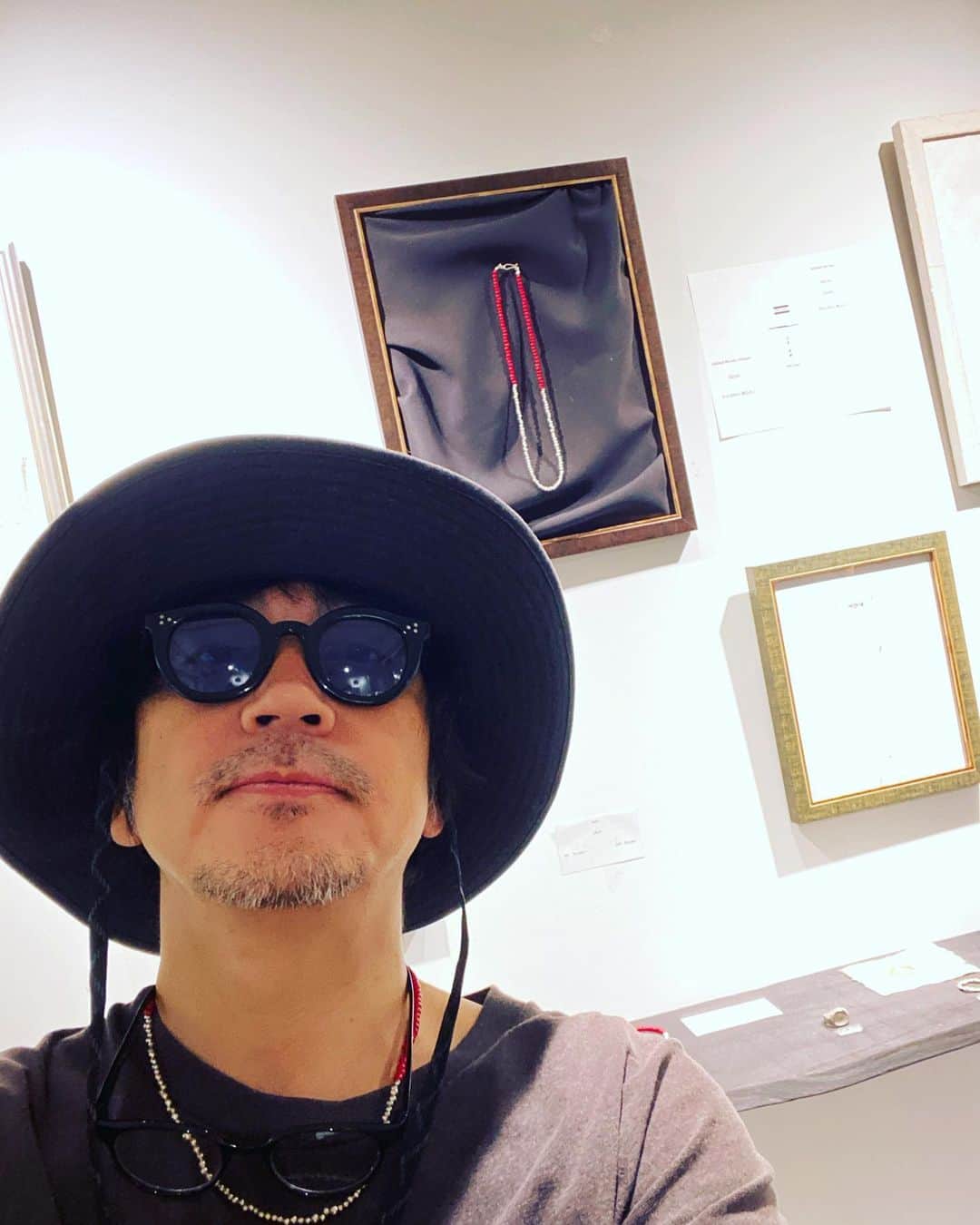 月に吠える。のインスタグラム：「本日より ground galleryにて ネックレスの受注会 やってます。  #大森南朋  #behindthesun #breadmaker」