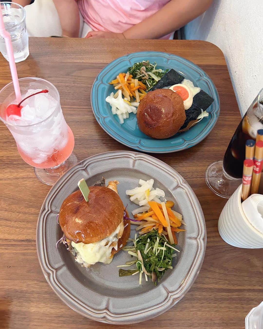 斎藤菜々子さんのインスタグラム写真 - (斎藤菜々子Instagram)「. 蒲田カフェ🍔  @kakumei.burger_and_cafe.kamata   肉肉しいハンバーガーにしようかと思ったけど、 梅紫蘇フィッシュバーガーに惹かれて🐟  揚げたてフィッシュバーガーに さっぱり梅ソースと紫蘇が本当に合って最高😀  ポテトとお番菜選べてお番菜にしたけど めちゃくちゃ美味かったなー🥬  ポテトも➕¥100とかでいろんなディップ付けられるから次はポテトにしたいな🍟  小上がり席は子連れに最高でした👶  . #7ログ #蒲田ランチ #蒲田カフェ」7月15日 18時06分 - nanacoco.7