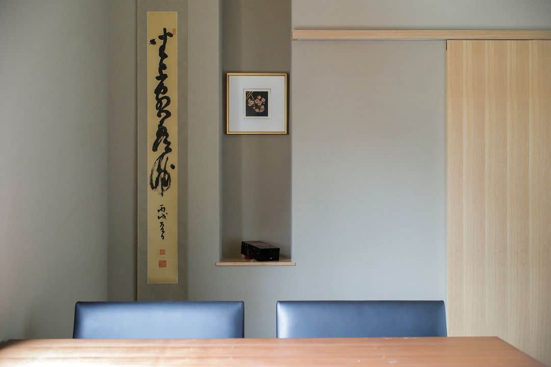 旅色さんのインスタグラム写真 - (旅色Instagram)「＼旅色が選ぶ宿『雷門旅館』／ 【東京・浅草】一流料亭で修行した板前が腕を振るう絶品和食が堪能できる、和の情緒を感じる歴史ある旅館ホテル🏮✨  京都・南禅寺エリアの一流料亭出身の板前が作る和懐石が目玉。和食の要となるダシを活かし、素材そのものの美味しさを引き立てた品々は、料理長の繊細な技が細部にまで光り、視覚で季節を感じることができます🍃 米寿や還暦祝いなどで人気のお祝いプランも。 大好評の湯豆腐をはじめ、季節に合わせた小鉢や炊きたてのご飯など、寝起きの身体に優しいメニューが揃う朝食は、20食限定のため早めに予約を🍚🥢  館内には日本家屋の伝統を感じる和紙のふすまや断熱効果に優れた土壁が、その雰囲気を彩ります。浅草の風景を愉しみつつ、喧騒から一歩離れた客室で日頃の疲れを癒やしてみてはいかがでしょう♩  客室内では東側の部屋からは東京スカイツリー®を、南側の客室からは浅草寺を望み、時間帯により表情を変える浅草寺や雷門、東京スカイツリー®などの景観も堪能できますよ✨  —-✄———-✄———-✄—ー  【雷門旅館 】 @kaminarimonryokan 📍東京都台東区浅草1丁目18-2 電車：東京メトロ銀座線 浅草駅から徒歩約2分  TEL：03-3844-1873 ［💡旅色を見たとお伝えください］  旅色：https://tabiiro.jp/yado/s/102889-taito-kaminarimon/ 公式：http://www.kaminarimon.co.jp  —-✄———-✄———-✄—-  #旅色 #国内旅行 #東京ホテル #浅草ホテル #都内ホテル #浅草 #雷門 #雷門旅館 #東京観光 #東京旅行 ＃浅草ホテル #家族旅行 #浅草寺 #スカイツリーホテル #東京おすすめ #東京おすすめホテル #おすすめホテル #女性向けホテル #東京女性ホテル #大人の休日 #大人の旅 #旅スタグラム #思い出旅行 #ご褒美旅行 #ご褒美時間 #贅沢時間 #旅行 #旅 #tabiiro #わたしの旅色 #旅スタグラム #贅沢旅行」7月15日 18時00分 - tabiiro