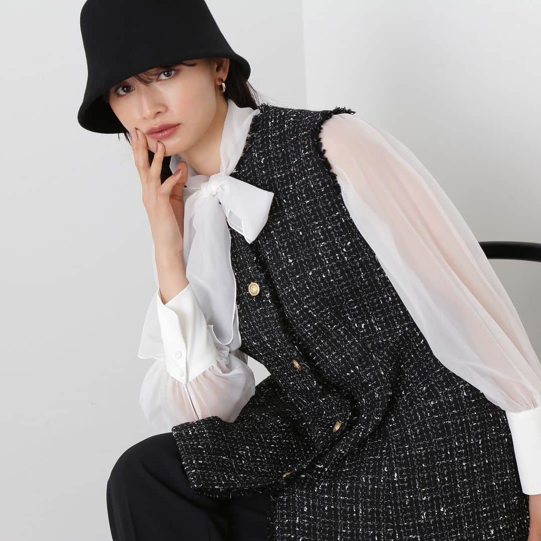 NATURAL BEAUTY BASICのインスタグラム：「2023 pre fall PRE ORDER.  ✔ツイードペプラムジレ ¥11,440 tax in color:クロミックス/オフ size:S/M #0173255850 8月中旬-下旬入荷予定  裾に切り替えを入れて立体的なフォルムシルエットに仕上げたツイードのジレベスト。ゴールドカラーのエンブレム釦や襟ぐりとアームホール部分のフリンジ加工で、一枚で着映えるので、シンプルスタイルに羽織るだけで今年らしいスタイリングに。スッキリパンツに甘めブラウスのMIXスタイルや、今年顔のチュールスカートとのフェミニンコーデなど、幅広く活躍します。  #ツイード #ジレ #ペプラム #ツイードジレ #秋コーデ #晩夏 #秋先取り #秋カラー #お出かけコーデ #オフィスコーデ #オフィスカジュアル #通勤コーデ #ワンピースコーデ #大人可愛い #カラーコーデ #着回しコーデ #きれいめカジュアル #ベーシックコーデ #ベーシック #ナチュラルコーデ #トレンドスタイル #シンプルコーデ #ナチュラルビューティーベーシック #naturalbeautybasicic」