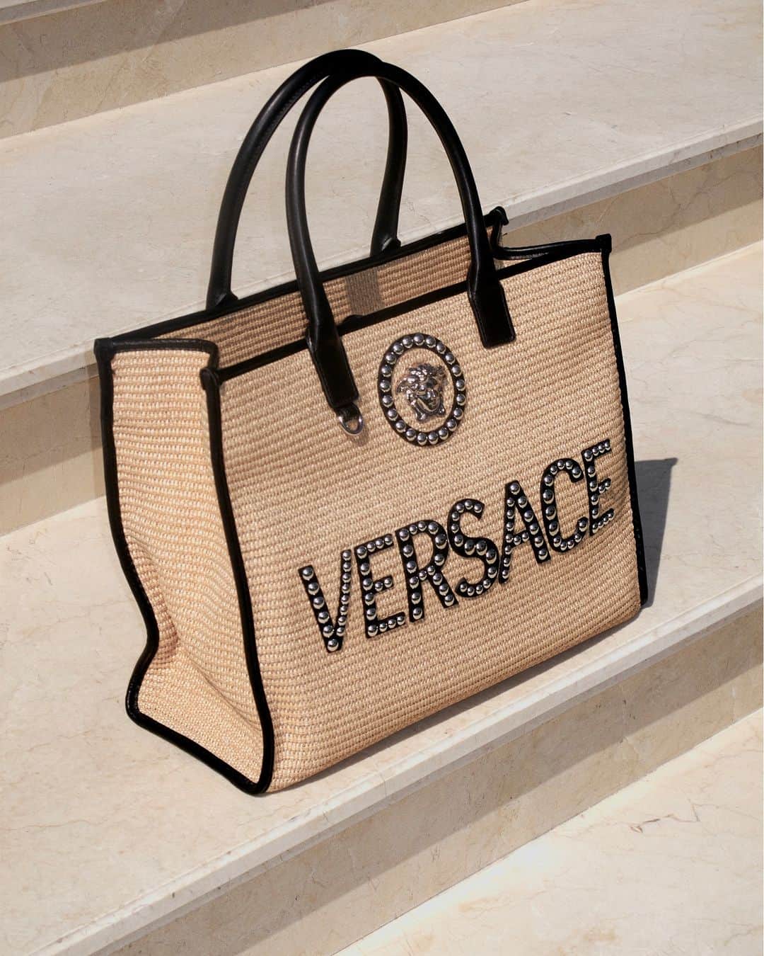 ジャンニヴェルサーチのインスタグラム：「Studded La Medusa Tote Bag  Cannes, South of France.  Now at Versace.com via the link in bio.  #VersaceLaVacanza #VersaceLaMedusa」
