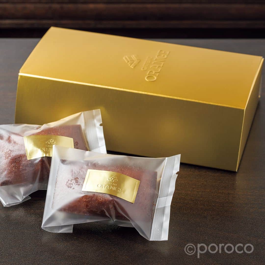 poroco（ポロコ）さんのインスタグラム写真 - (poroco（ポロコ）Instagram)「￨ 2023.5.21オープン✨￨ GATEAU ORANGE . 厳選素材で作るお菓子屋さんの 焼きたてフィナンシェが届ける小さな贅沢 . 道産バターや、“アーモンドの女王”と称されるスペイン産マルコナ種のアーモンドプードルなど、厳選素材を使って焼き上げるフィナンシェが看板メニュー。 . サクッとした食感、ふんわり広がる香りとやさしい甘みが絶妙で、毎日のちょっとしたご褒美にぴったり。 . ①発酵バターやシナノキのハチミツ、アクセントにヘーゼルナッツを混ぜ込んだ「プレミアム」280円はぜひ味わって。 . ③美瑛牛乳のプリンや、皮の食感が異なるシュークリームも人気。 . ④フランス語で「お金持ち」というフィナンシェの語源にちなんで、詰め合わせ用の箱は金の延べ棒を模している。 . ⑤クッキーやパウンドケーキなどの焼き菓子は手みやげにしても喜ばれそう。 . ⑥店名の通りオレンジを基調にした店内。店主の大道さんは製菓学校で講師も務める実力者。 . 一つひとつの素材にこだわったフィナンシェを、焼きたてで味わう贅沢。プリンやシュークリームは昼過ぎに売り切れることもあるそう。（編集SS）  . 詳細はporoco WEBサイトに掲載❗️ ---------------------------------------- GATEAU ORANGE（ガトー オランジュ） 📍札幌市豊平区豊平5条1丁目2-13 🕒11：00～19：00（売り切れ次第終了） 休：月・火曜 席：なし　 🅿︎ なし ＠gateauorange ---------------------------------------- photo by Koki Yoshida (studio green) #GATEAUORANGE #ガトーオランジュ #sapporo #豊平区 #札幌新店情報 #newopen #LOVE札幌豊平区 #札幌グルメ #札幌スイーツ #porocoスイーツ部 #poroco #札幌食べ歩き #札幌おでかけ #フィナンシェ #焼きたてフィナンシェ」7月15日 18時00分 - poroco_magazine