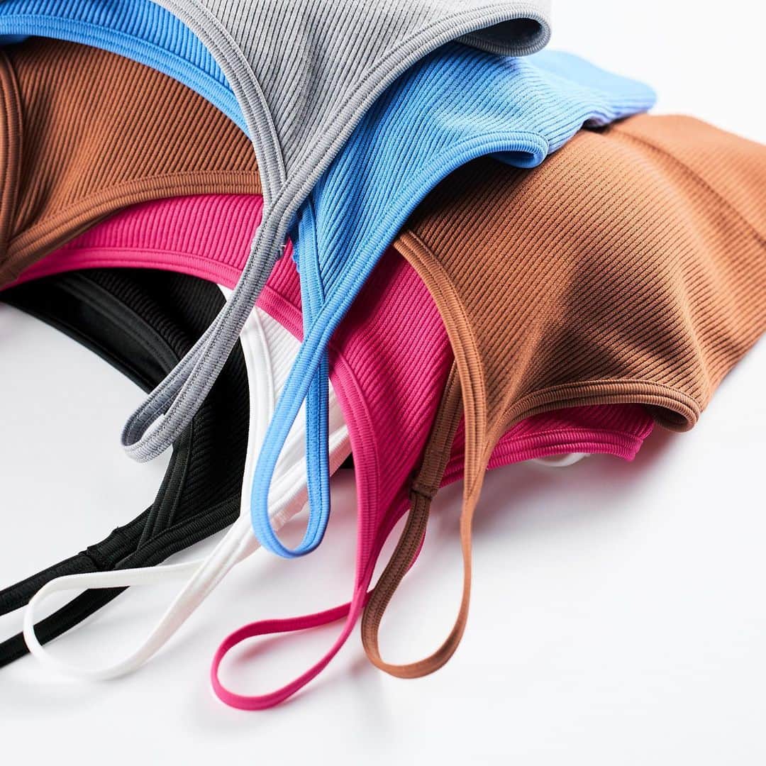 のインスタグラム：「Bra Top season is here 😎 Survive the summer heat with our versatile Bra Top for wear as an inner or outer layer!  456380 Seamless Half Camisole Bra Top  #UNIQLO #LifeWear #bratop  *The product availability differs among regions. Please check your regional account or website.」