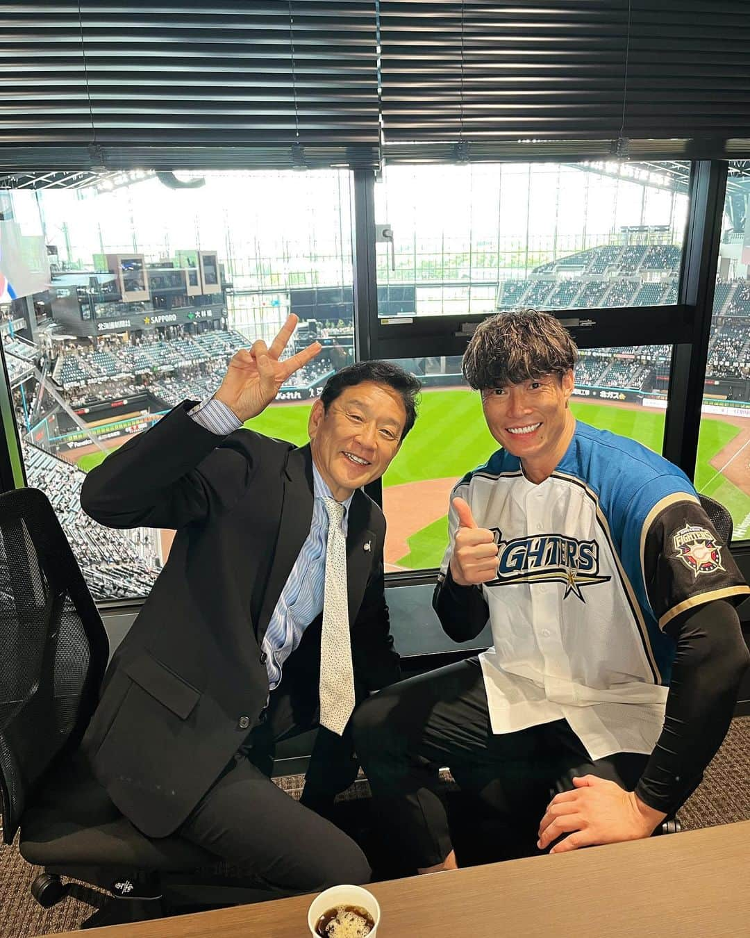 糸井嘉男のインスタグラム：「WBC世界一🥇 おめどうございます！！ と顔見て伝えられて、よかったです。 そして昔の懐かしい話しで盛り上がるの でした。　　　　Photo📸岸なおき #栗山英樹　監督 #wbc2023  #侍ジャパン  #世界一　監督」