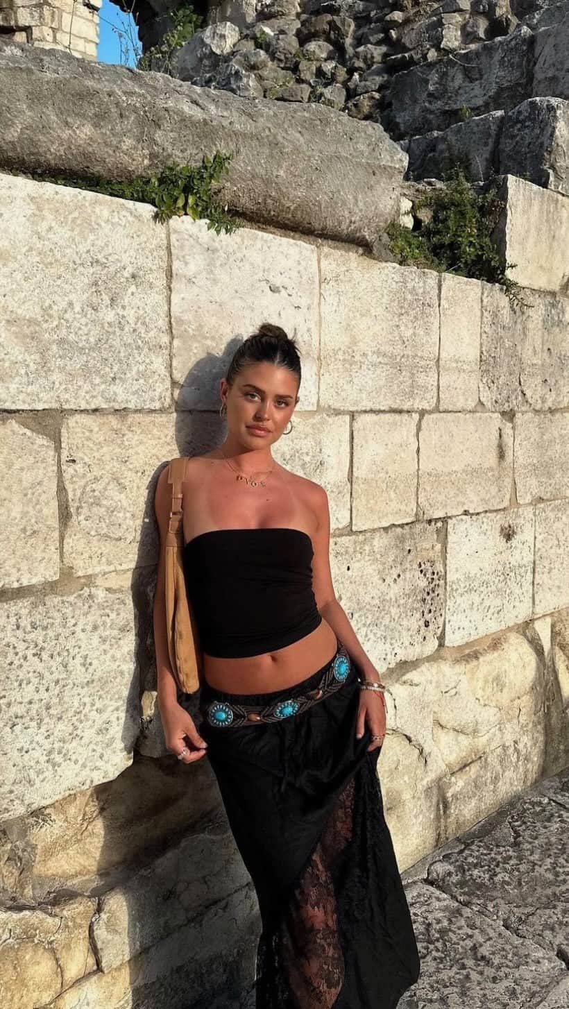 tiger Mistのインスタグラム：「@mollyjcook spotted abroad, wearing TM. 🥀 Tap to shop the Leonora Maxi!」