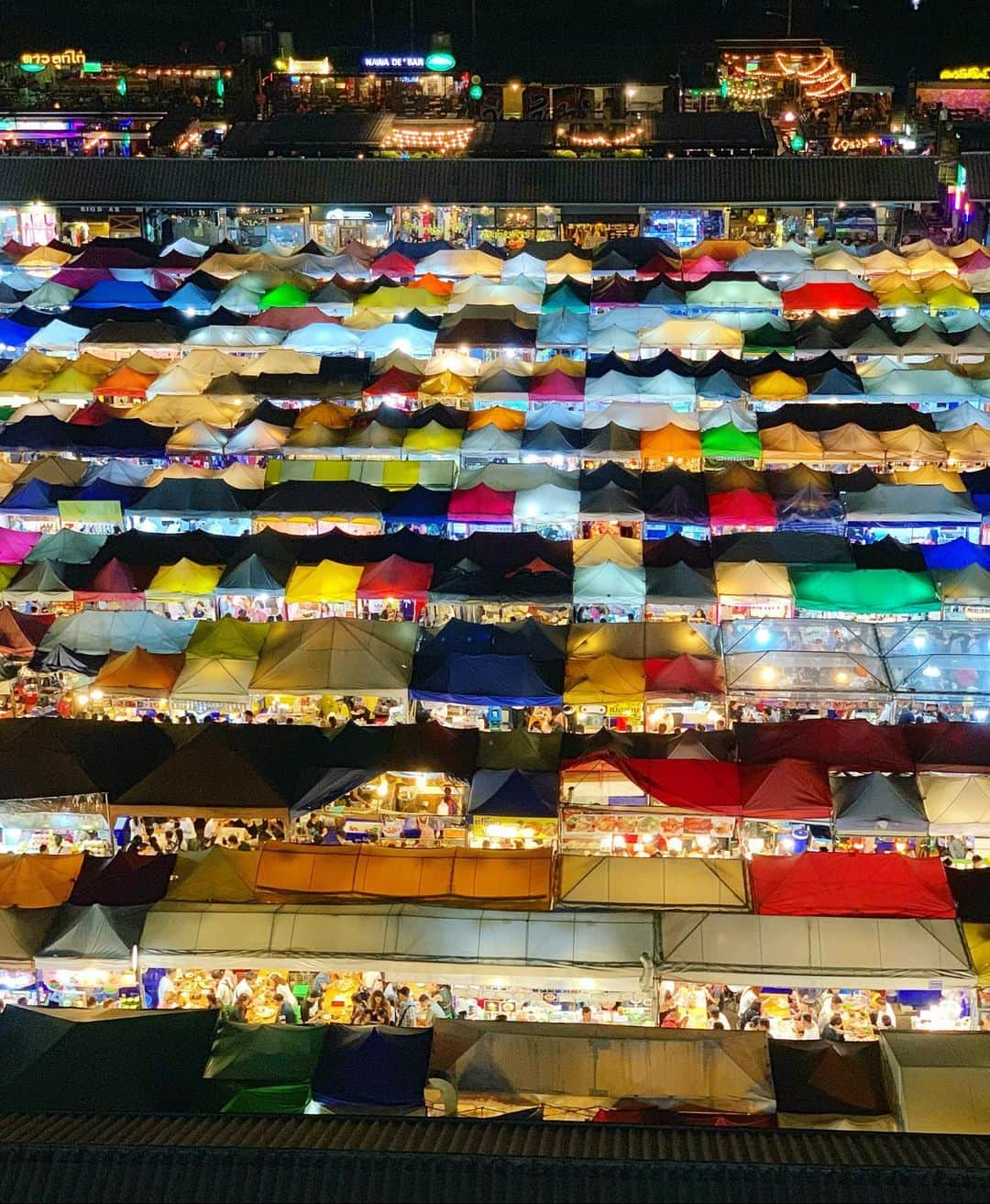 Yuya Oishiのインスタグラム：「このナイトマーケットが好きだ💎💛💙❤️💚 ⁡ ⁡ ⁡ ⁡ ⁡ ⁡ ⁡ ⁡ ⁡ ⁡ ⁡ ⁡ ⁡ ⁡ #thailand #bangkok  #travelling #beautiful #travel #trip #journey #travelgram #love #happy #nightview #nightmarket  #instagood #town #travelphoto #photooftheday  #amazing #traveler #art #jewelry #instatravel #travellover  #タイ #バンコク #海外 #海外旅行 #旅  #旅行  #海外生活 #屋台」