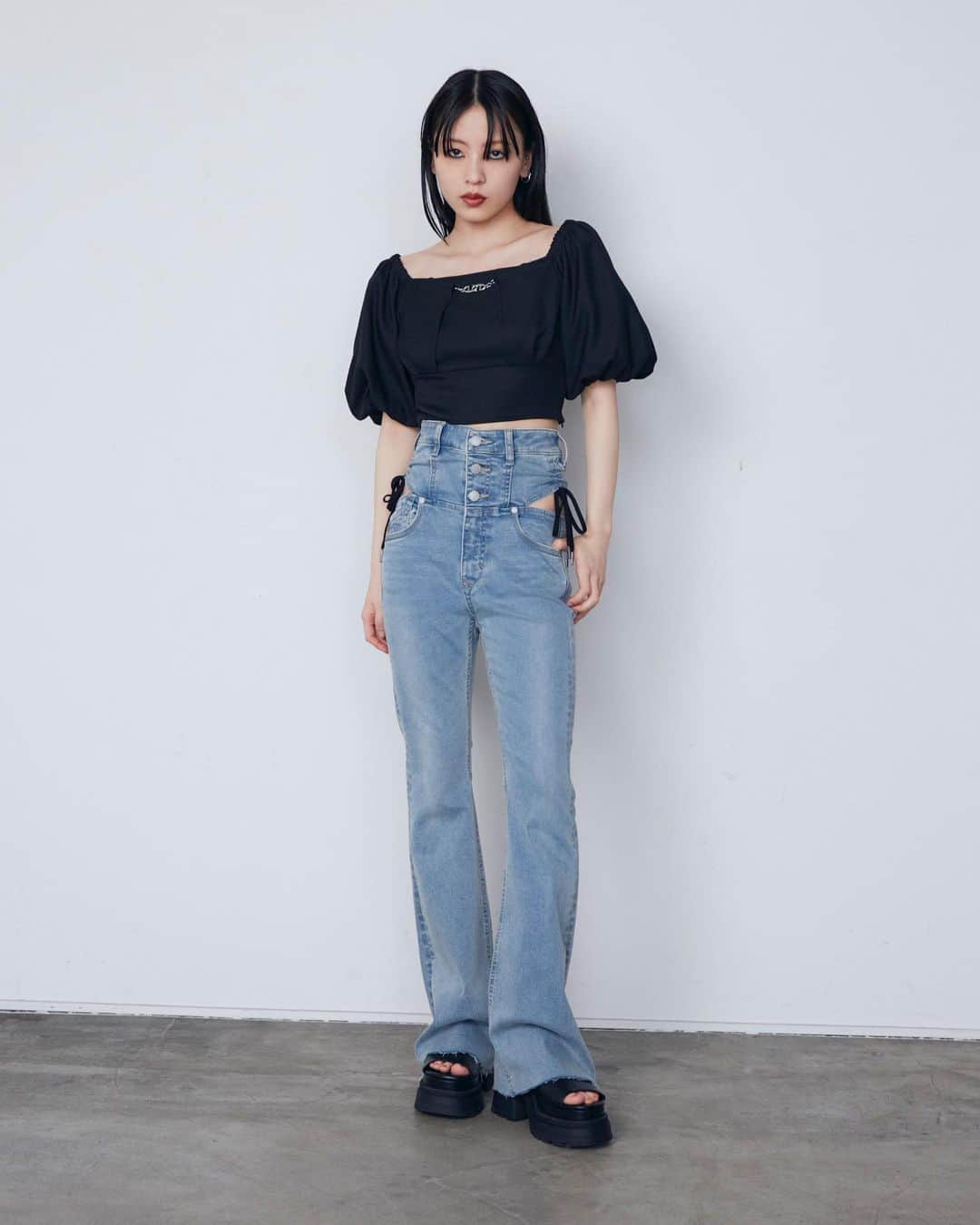 EMODAさんのインスタグラム写真 - (EMODAInstagram)「ㅤㅤㅤ July recommend item ㅤㅤㅤ ㅤㅤㅤㅤㅤㅤ ・FIT CROSS BAND TOP ￥ 5,940 tax'in ・SIDE STRING H/W PAGGINS ￥ 14,080 tax'in ・TANK RUBBER SANDAL ￥ 14,080 tax'in  ・CROSS E CHARM TOP ￥ 6,930 tax'in ＿＿＿＿＿＿＿＿＿＿＿＿＿＿＿＿＿＿＿＿＿＿＿＿ "FINAL SALE" 7/13(thu)12:00～7/17(mon)23:59  MAX60%OFF SALE!!!!  お得に夏物GET出来る最後のチャンス！ お見逃しなく☆彡 ＿＿＿＿＿＿＿＿＿＿＿＿＿＿＿＿＿＿＿＿＿＿＿＿ㅤ  詳細は( @emoda_official )のTOPのURL,storiesチェック✔️ ㅤㅤㅤ ㅤㅤㅤ ㅤㅤㅤ ㅤㅤㅤ ㅤㅤㅤㅤㅤㅤㅤㅤ #EMODA #EMODA_JEANS #EMODA_SHOES #ハイウエストデニム #タンクサンダル #クロップド丈 #デニムコーデ #RUNWAYchannel @emoda_snap」7月15日 18時03分 - emoda_official