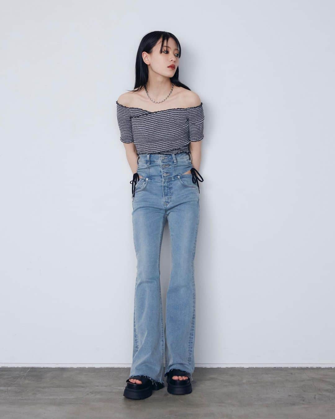 EMODAさんのインスタグラム写真 - (EMODAInstagram)「ㅤㅤㅤ July recommend item ㅤㅤㅤ ㅤㅤㅤㅤㅤㅤ ・FIT CROSS BAND TOP ￥ 5,940 tax'in ・SIDE STRING H/W PAGGINS ￥ 14,080 tax'in ・TANK RUBBER SANDAL ￥ 14,080 tax'in  ・CROSS E CHARM TOP ￥ 6,930 tax'in ＿＿＿＿＿＿＿＿＿＿＿＿＿＿＿＿＿＿＿＿＿＿＿＿ "FINAL SALE" 7/13(thu)12:00～7/17(mon)23:59  MAX60%OFF SALE!!!!  お得に夏物GET出来る最後のチャンス！ お見逃しなく☆彡 ＿＿＿＿＿＿＿＿＿＿＿＿＿＿＿＿＿＿＿＿＿＿＿＿ㅤ  詳細は( @emoda_official )のTOPのURL,storiesチェック✔️ ㅤㅤㅤ ㅤㅤㅤ ㅤㅤㅤ ㅤㅤㅤ ㅤㅤㅤㅤㅤㅤㅤㅤ #EMODA #EMODA_JEANS #EMODA_SHOES #ハイウエストデニム #タンクサンダル #クロップド丈 #デニムコーデ #RUNWAYchannel @emoda_snap」7月15日 18時03分 - emoda_official