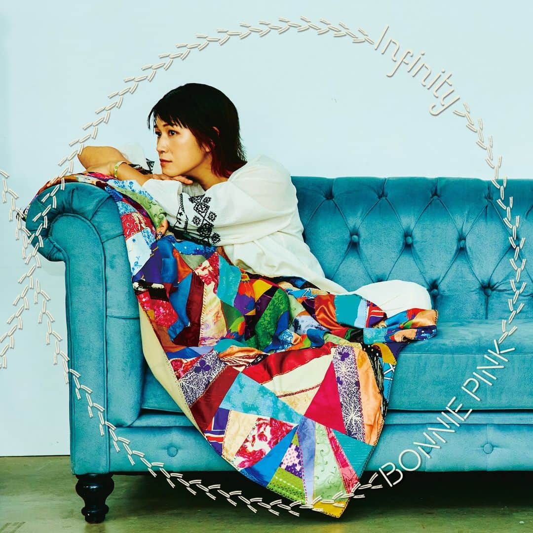 BONNIE PINK STAFFのインスタグラム：「＼「Infinity」ジャケット写真＆収録曲公開✨／ 9月6日(水)発売「Infinity」のジャケット写真と収録曲を公開！  BONNIE PINK 13th Album『Infinity』 ￥3,300(Tax in) / QYCL-10038  01.Spin Big 02.世界 03.Like a Tattoo 04.宝さがし 05.Bittersweet 06.Control 07.Irish Coffee 08.Butter 09.Waiting 4 U 10.Silent Film 11.HANABI Delight 12.エレジー 13.Infinity  11年ぶりとなる13枚目のオリジナルフルアルバムです！！ お楽しみにーーー🎵🎵  また7月16日(日)から始まる「BONNIE PINK LIVE 2023 ”Infinity”」の対象公演にてアルバムをご予約いただくと、先着で会場限定特典「直筆サイン入りBONNIE PINK写真」をプレゼント🎁 詳細はオフィシャルサイトをご覧ください。 (プロフィールのURLからアクセス可能)  #BONNIEPINK　#HANABIDelight　#Infinity」