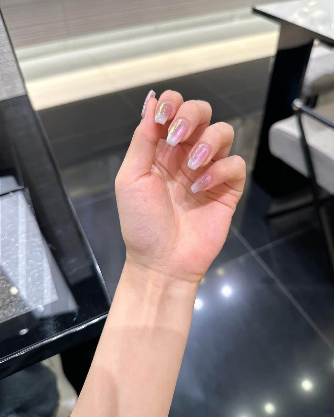 のインスタグラム：「シンプルで上品なネイルが好き♡」