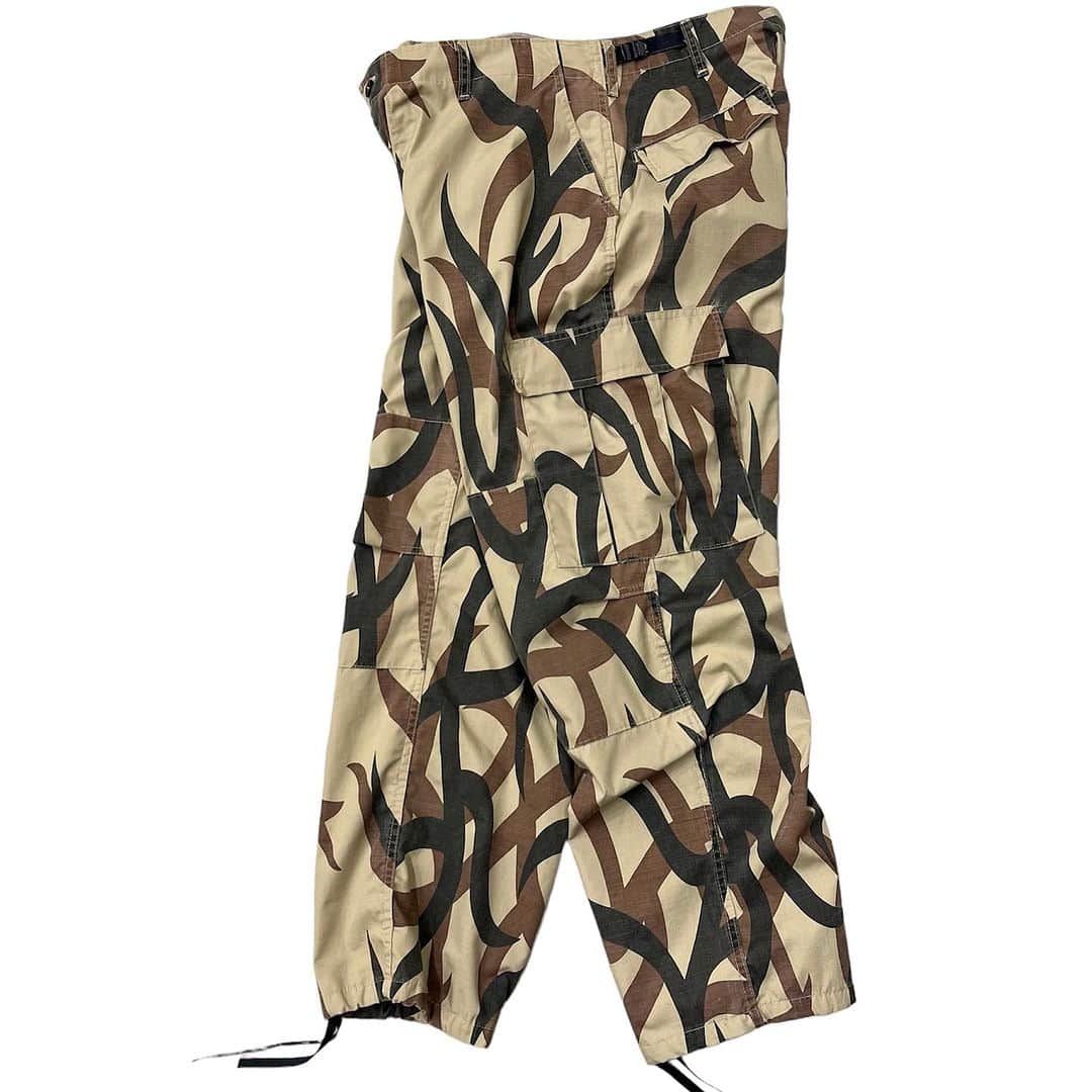 ジャムルのインスタグラム：「80-90's USA製 TRIBAL camouflage CARGO pants ¥21800+tax(23980) . こちらは希少な80〜90年代頃のUSA製、トライバルカモカーゴパンツ。 ストリートで根強く支持され、ナンバーナインをはじめ、様々なブランドからサンプリングされています。 価格も高騰しているのでまだ買えるうちに是非！ .  WEB SHOPに入荷しております。 是非ご覧ください。 jammru.com  #お問い合わせはお電話で承ります #jammru #osaka  #fashion  #streetstyle  #streetfashion  #vtg  #vintage  #used  #usedclothing  #古着 #古着屋 #ファッション #70s #80s #90s」