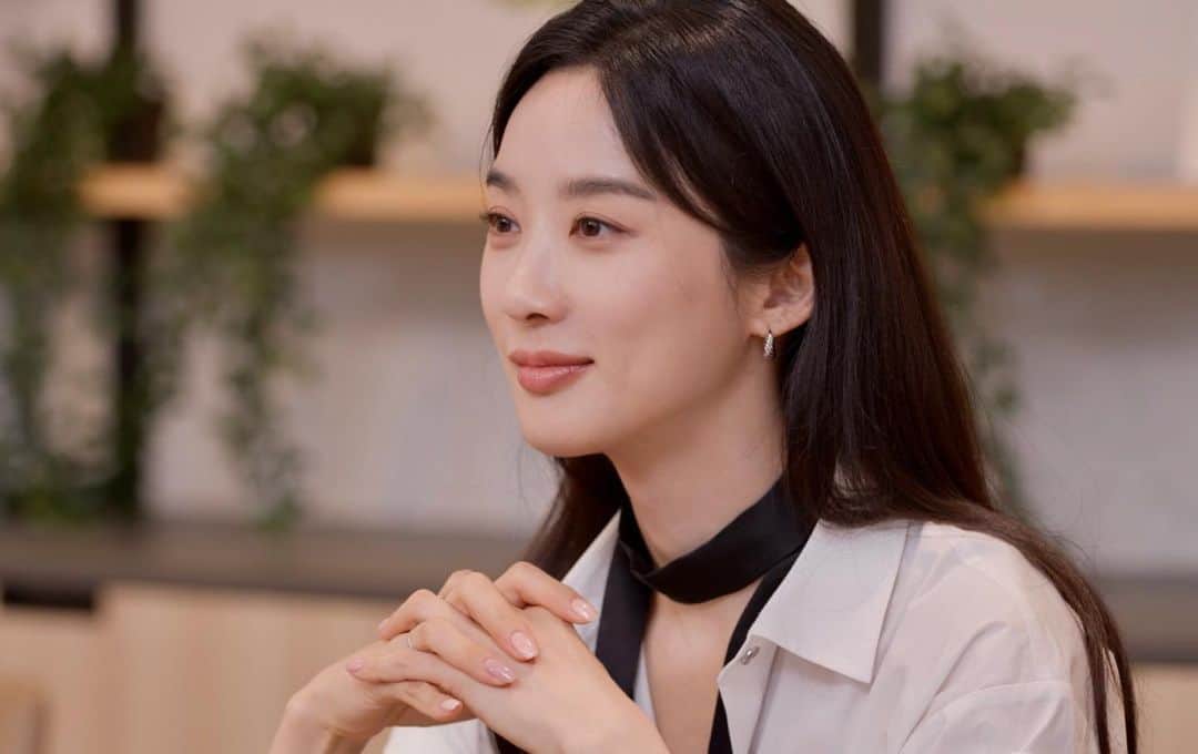 イ・チョンアのインスタグラム：「Newtube (?) Moca 🩵  주말입니다 다들 별 일 없이 편안하세요 잠들 많이 주무시구요   주말엔 셀러브리티  주말엔 moca 이청아  #linkedinprofile 🔗」