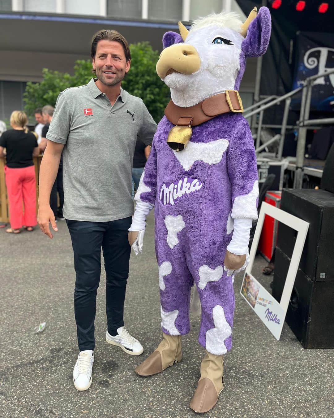 ローマン・ヴァイデンフェラーのインスタグラム：「Als Erwachsener, einen Kindheitstraum zu erleben. 🤩  Aufgrund der gemeinsamen Partnerschaft der DFL und Mondelez, hatte ich die Möglichkeit, das Schokoladenwerk von Milka in Lörrach zu besuchen. Dort durfte ich meine eigene Milka-Schokolade kreieren.  #mondelez #milka #dfl #lörrach @dflstiftung @mondelez_international @milka_deutschland」