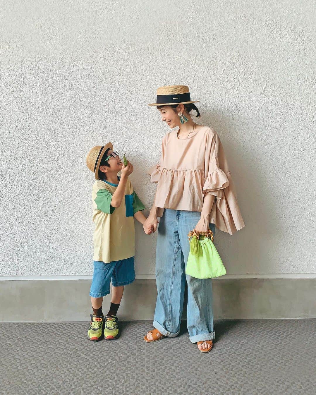 のインスタグラム：「♡♡ ． 久々の with次男🤝👦💚 ． ． 入学して初めての授業参観がありました〜🏫 4チームに分かれて 「おおきなかぶ」の劇を披露🗣️ ． 次男はかぶ役🥬で、 「大きいから抜けないよ〜ん✌️😁」なんてセリフもあって 家で見せる姿とはまた違う、 クラスの友達とのやりとりが見られておもしろかったなぁ〜🥰👍 ． 学校が楽しいそうで、何よりだ♡♡ ． ． ． 母のトップスは、 @libra.cue_official の ハーフスリーブティアードブラウス🌼 ↑ 気に入り過ぎて2色目の、ベージュ✌️😘 (7つ前のpostに色違いバージョンも載せています🌿) ． カジュアルに✖️デニムなリンクコーデ🐰👖 ブラウスのシルエットも丈感も可愛いなぁ♡♡ ． ． (その他のアイテムは写真にタグ付けしました🐻🐻‍❄️🏷️) ． ． ． ． ． ． ． ． ． ． ． ． ． ． #10歳 #7歳 #3歳 #三兄弟 の次男👦 ． #リブラキュー #男の子ママ #親子コーデ #アラフォーママ #ハーフスリーブティアードブラウス @libra.cue_official ad」