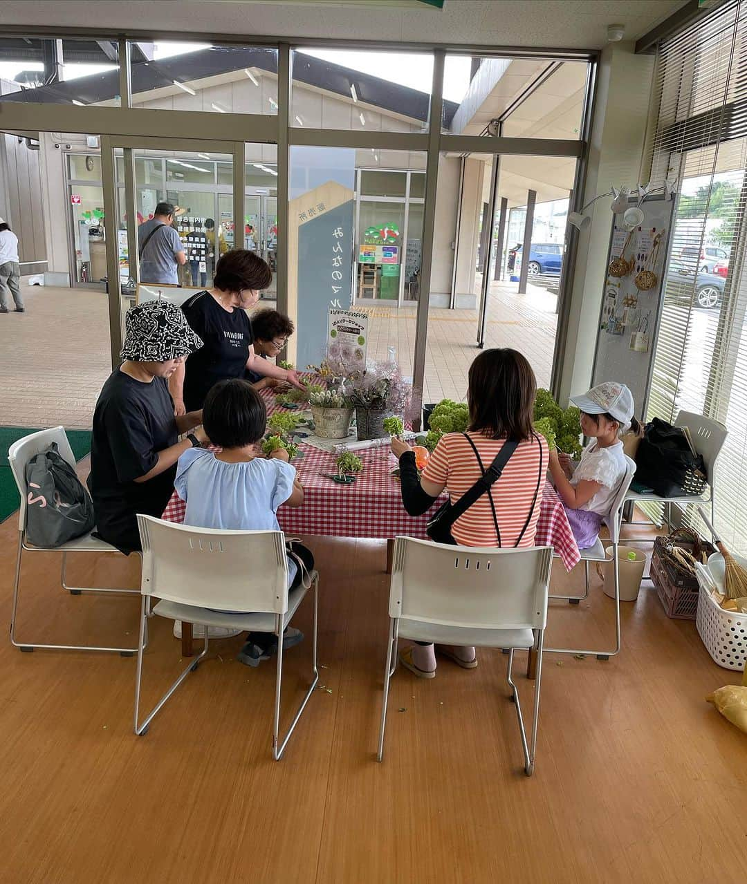 道の駅やちよさんのインスタグラム写真 - (道の駅やちよInstagram)「やちよ農業交流センター みんなのマルシェ内で 本日、予約なしでご参加出来る ワークショップ 「アナベルのリース作り」を 開催しました。 和気あいあいとした雰囲気で みなさんそれぞれ素敵なリースが出来ていましたね！ 明日16日は、「いちごジャム作り」 17日は、「くるみボタン作り」 どちらも予約なしてご参加出来ます！ #やちよ農業交流センター  #道の駅やちよ #八千代市 #予約なしで #ワークショップ #お待ちしています」7月15日 18時17分 - michinoeki_yachiyo090720