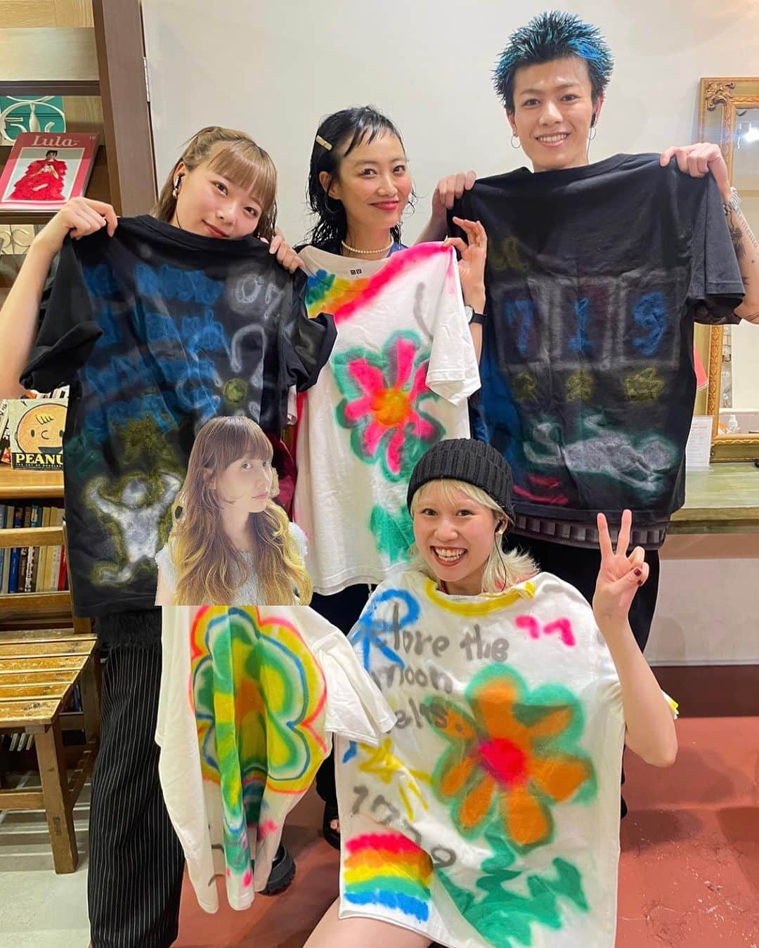 田中真奈美のインスタグラム：「S2チーム集合💓（風😂） . 7月はなつきちゃん、私、リュウくんがお誕生日の為イチカちゃんがペイントしたTシャツをプレゼントしてくれました😍🫶🏻 タカキさんが見守る中イチカちゃんがペイントしてくれたみたいで🎀 . イチカちゃん、タカキさん、ありがと〜🥰🙌🏻✨ . 嬉しい💓 みんなで着てみたかったね😂 明後日で40ちゃい👶🏻🌼になって来まーす🙌🏻✨✨✨ . #y家の夏休み🌺2023 に入らせていただきます💓4年ぶり！！ 幸せ感じて来ます🌈 ご予約はネット予約で20日からお取り出来るんですが取りにくい日もありますのでお休み中もどうぞメッセージからお問い合わせください💓 . でわ、明日からストーリーめちゃアップすると思いますので良かったら見てください☺️🫶🏻💕 . . . #福岡美容室  #天神美容室  #大名美容室」