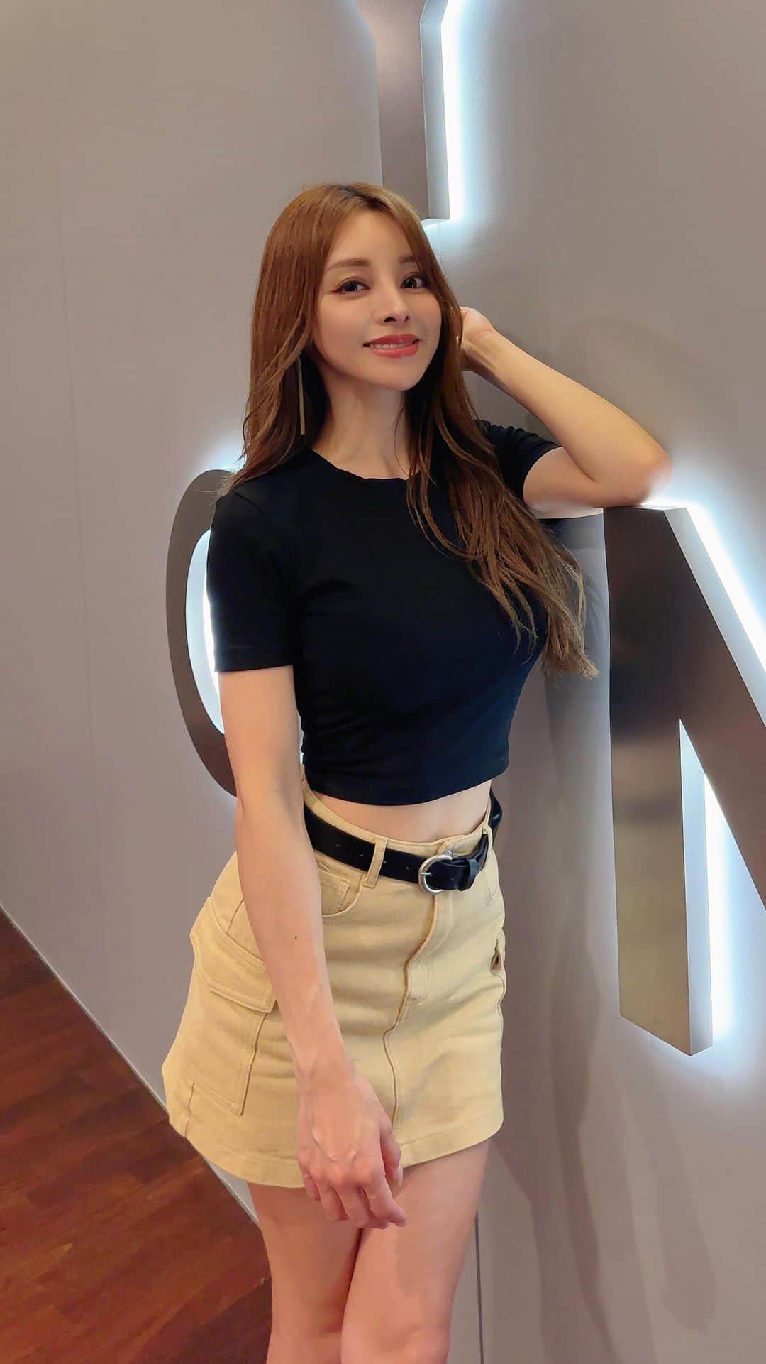 大迫麗香のインスタグラム：「暑い日が続くけど、みんな夏バテで大丈夫かな？🥺 しっかり食べて、しっかりトレーニングして丈夫な身体を作ることも大切✨ 顔色が悪くなったり、肌が荒れたりするから体調管理は大切☺️ 美のためにも健康維持しよ✨  tops: @zara  bottms: @grl_official   #美ボディ #ベストボディジャパン  #女性専用ジム  #美ボディ女子 #恵比寿パーソナルトレーニング #恵比寿ジム #パーソナルトレーニング東京 #代官山パーソナルジム #渋谷パーソナルジム #恵比寿パーソナルジム」