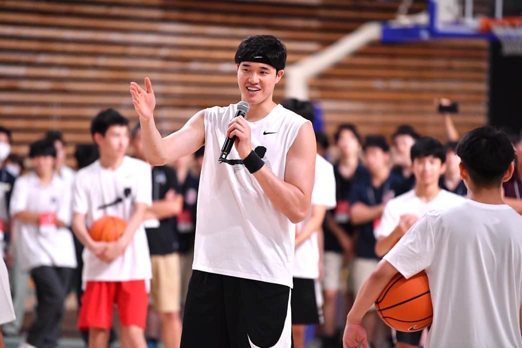 渡邊雄太さんのインスタグラム写真 - (渡邊雄太Instagram)「念願だった自分主催のバスケットボールクリニック。たくさんの人のおかげで無事開催する事ができました🙏  元気な高校生達をみて自分もめちゃくちゃパワー貰えました！  今後も毎年継続してやっていけたらと思います！  ご協力くださった沢山の方々改めて本当にありがとうございました。」7月15日 18時20分 - yutawatanabe12