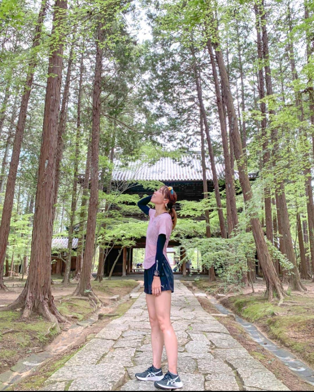 中橋舞さんのインスタグラム写真 - (中橋舞Instagram)「. run 17.83km  素敵な空間とみていた 曹源寺  行ってみたら 静かで、少し時の流れがゆっくりに感じると同時に 涼しさを感じる場所でした ②枚目の動画は虫の鳴き声もなんだか夏らしくて ぜひ音ありで🎶みてみてください  道中は全く影なしで お昼に出発したので 灼熱☀️だったのも余計に 涼を感じたかも😇  ちなみにはじめての道ばかりだったので 道に迷いまくり 頭も使いついた頃にはヘロヘロでした🙃  明日は曹源寺ではお祭りがあるそうで お祭りのご準備もされていていました  岡山素敵なスポットたくさんで 走っていきたいところが山ほどある♡ どんどん実現させていこう  #run #running #japanphoto  #okayama #岡山 #日本の風景  #japan_photo_now #岡山の風景  #ランナー #runlife #走るのが好き  #曹源寺 #ランニング #ママランナー  #お寺 #日本の夏 #japanesetemple #走って辿り着いた景色 #走らなければ出会えない感動がある」7月15日 18時20分 - mai_nakahashi