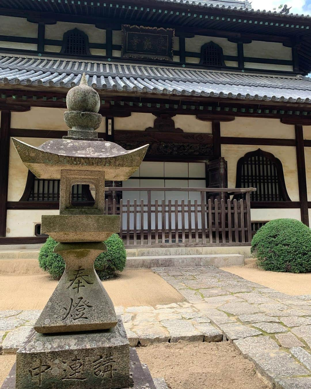 中橋舞さんのインスタグラム写真 - (中橋舞Instagram)「. run 17.83km  素敵な空間とみていた 曹源寺  行ってみたら 静かで、少し時の流れがゆっくりに感じると同時に 涼しさを感じる場所でした ②枚目の動画は虫の鳴き声もなんだか夏らしくて ぜひ音ありで🎶みてみてください  道中は全く影なしで お昼に出発したので 灼熱☀️だったのも余計に 涼を感じたかも😇  ちなみにはじめての道ばかりだったので 道に迷いまくり 頭も使いついた頃にはヘロヘロでした🙃  明日は曹源寺ではお祭りがあるそうで お祭りのご準備もされていていました  岡山素敵なスポットたくさんで 走っていきたいところが山ほどある♡ どんどん実現させていこう  #run #running #japanphoto  #okayama #岡山 #日本の風景  #japan_photo_now #岡山の風景  #ランナー #runlife #走るのが好き  #曹源寺 #ランニング #ママランナー  #お寺 #日本の夏 #japanesetemple #走って辿り着いた景色 #走らなければ出会えない感動がある」7月15日 18時20分 - mai_nakahashi