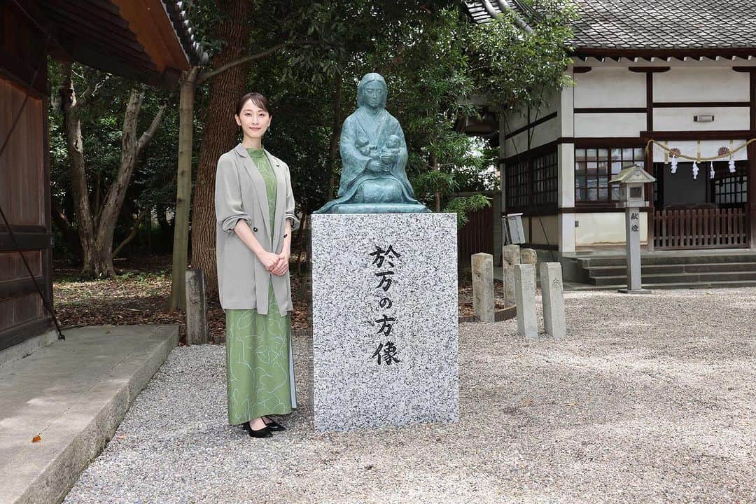 松井玲奈さんのインスタグラム写真 - (松井玲奈Instagram)「今日は愛知県知立市で行われた『スペシャルトークin知立』に登壇させていただきました。 ご来場いただいた皆さん、ありがとうございました。 イベント前には知立神社を訪れ、お披露目されたばかりの『どうする家康』で演じた、お万の方の像を見ることができたり、お参りをしたりして時間を過ごしたのですが、知立神社は空気が澄んでいて気持ちの良い場所でした。 こうしてゆかりの地をやっと訪れることができ、とても嬉しく感じます。  本編への再登場は、、、放送を見てのお楽しみで✨」7月15日 18時21分 - renamatui27