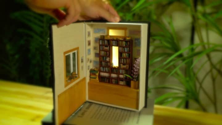 ohanaのインスタグラム：「100円ショップのモノだけで作る。  ミニチュアの本は『だれでも工房 ミニチュア入門セット』の特典ふろくで作りました👷‍♂️ プロフィールのストーリーズハイライトから確認出来ます☺︎予約受付中です！  #mini #miniature #ミニチュア #100均」