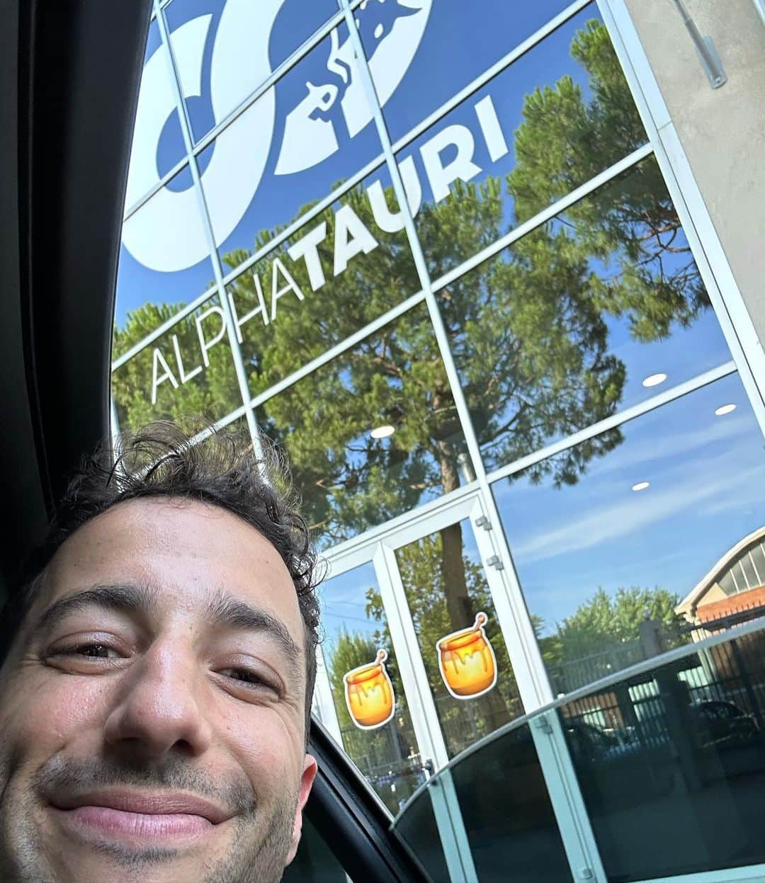 ダニエル・リカルドさんのインスタグラム写真 - (ダニエル・リカルドInstagram)「Full circle 😊」7月15日 18時22分 - danielricciardo