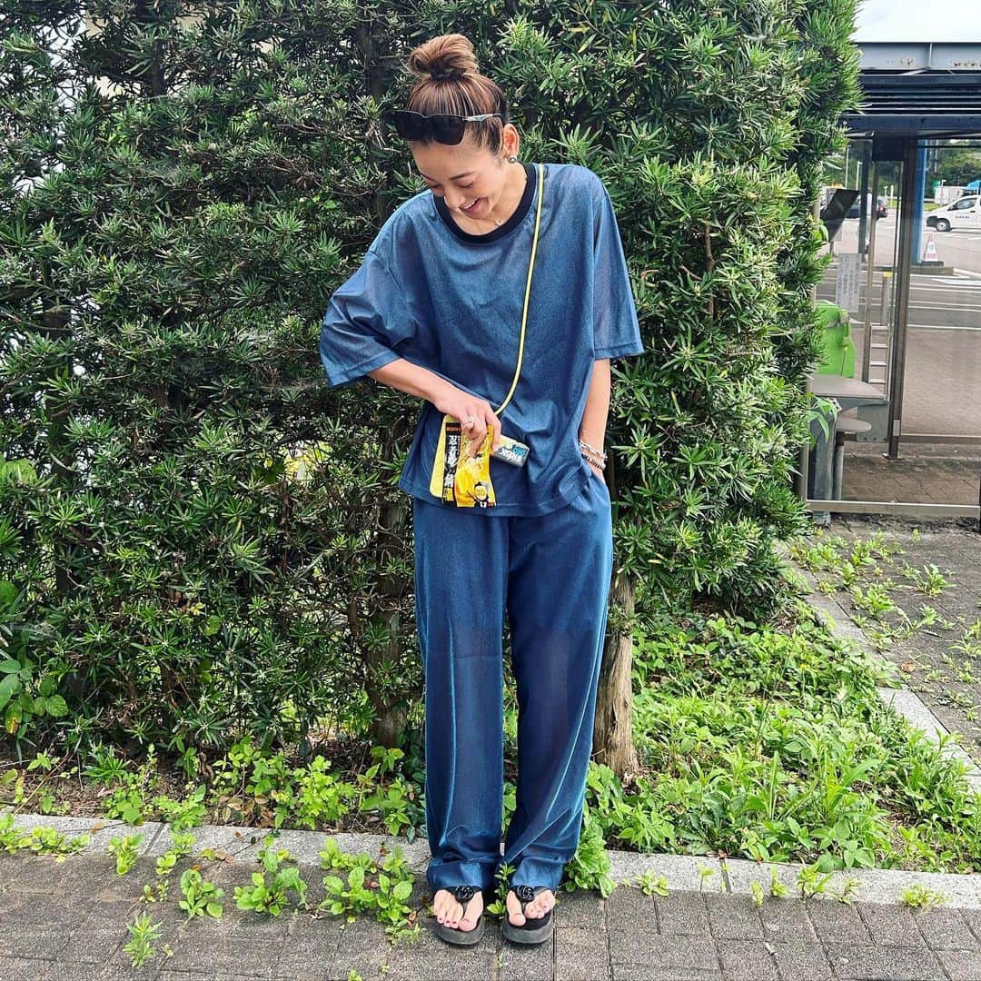西山茉希さんのインスタグラム写真 - (西山茉希Instagram)「〜ママ、そっち見せたらバレるって！！！😫🍍〜  #空っぽでも大事な黄色 💙×💛  #シースルー上下 @noisemaker_jpn   Phot by ちびパン📷」7月15日 18時22分 - maki.nshiyama50