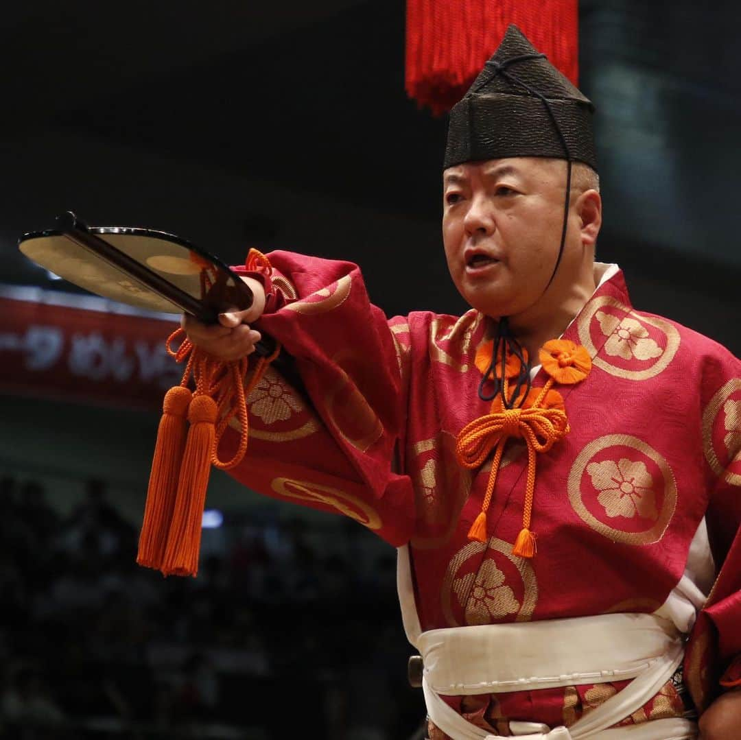 日本相撲協会さんのインスタグラム写真 - (日本相撲協会Instagram)「大相撲名古屋場所七日目！ #琴ノ若 がここまで全勝の#錦木 を破る！ 全勝力士が消え、1敗で#豊昇龍、#錦木 #玉鷲 #北勝富士 の4人が並ぶ展開に。  本日は行司特集です。 色鮮やかな装束や土俵上での所作にも是非ご注目下さい。  @sumokyokai  #大相撲 #sumo #相撲 #力士 #お相撲さん #japanphoto #sumowrestlers #japanculture  #七月場所 #名古屋場所 #ドルフィンズアリーナ #式守伊之助 #木村玉治郎 #木村容堂 #木村庄太郎 #木村晃之助 #木村寿之介 #式守勘太夫 #木村元基 #木村秋治郎 #式守錦太夫 #木村銀治郎 #木村要之助 #式守鬼一郎 #木村朝之助」7月15日 18時26分 - sumokyokai