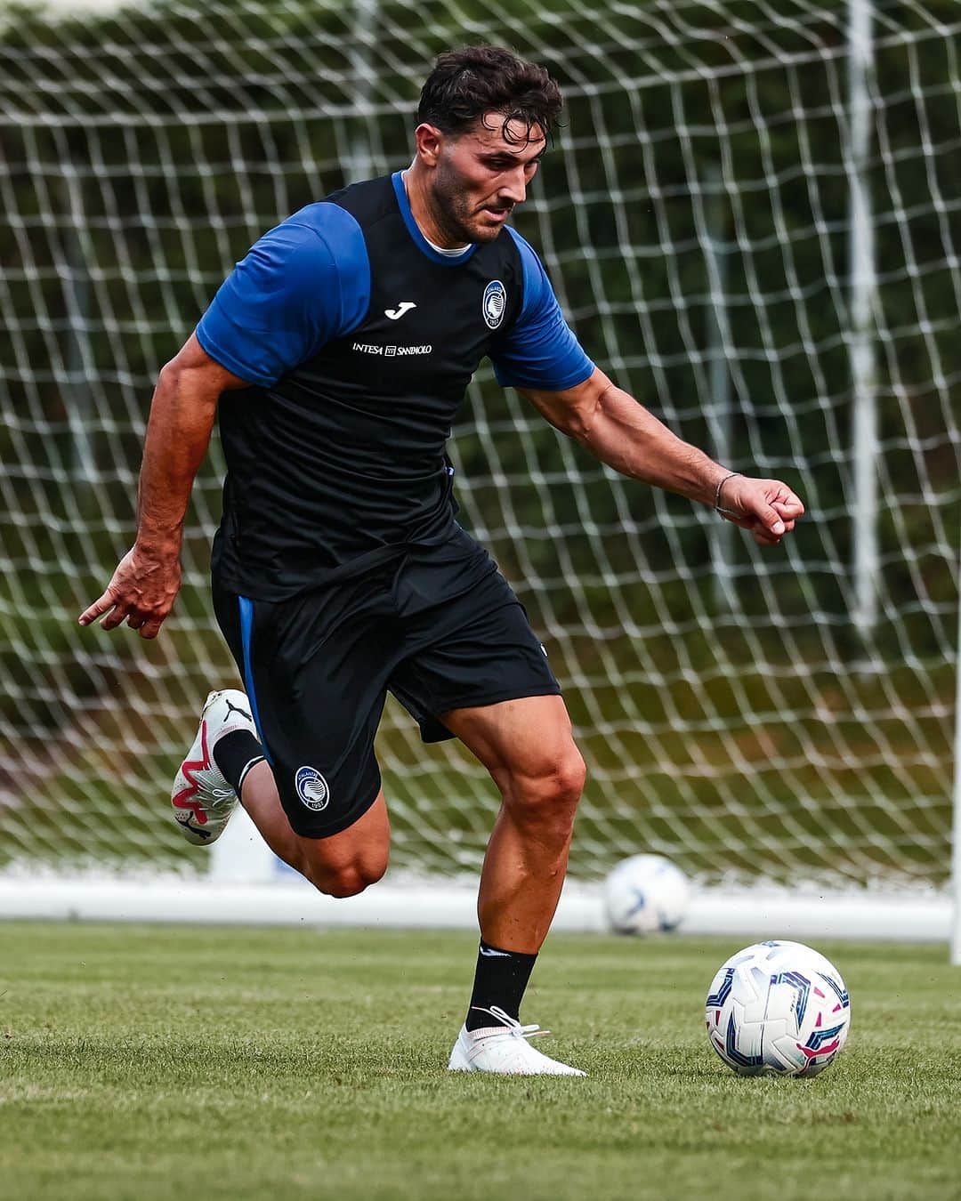 アタランタBCのインスタグラム：「Primo allenamento in nerazzurro 🦾  First ⚫️&🔵 training session for @seadk6   #Kolašinac #GoAtalantaGo」